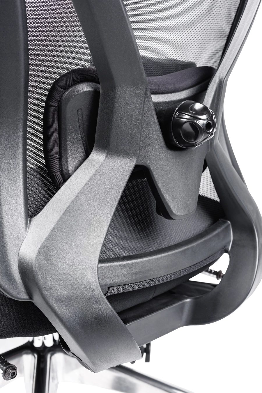 Dublin: CUSTÓ Dublin este scaunul complet echipat pentru multitasking: șezut textil comod, spătar din plasă acrilică ventilată și suport pentru picioare retractabil. Tetiera 2D și suportul lombar 2D se reglează independent, adaptându-se stilului tău de lucru. Brațele ajustabile pe înălțime facilitează trecerea de la tastare la prezentări. Un umeraș integrat păstrează sacoul impecabil, eliminând aglomerația de pe spătar. Roțile din poliuretan rulează lin, iar finisajul negru se integrează perfect în birouri moderne.