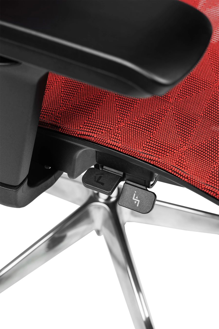 Porto: Conceput pentru reglaje la îndemână, CUSTÓ Porto combină șezutul și spătarul din plasă elastomerică ce mențin un microclimat plăcut chiar și în zilele toride. Tetiera 3D se adaptează înălțimii și unghiului capului, iar cotierele 3D permit setarea pe înălțime, adâncime și rotație. Baza rotativă ușoară și roțile din poliuretan rulează silențios, protejând pardoseala. Accentele roșii dinamizează biroul, transformând fotoliul într-un element de design care inspiră energie și creativitate.