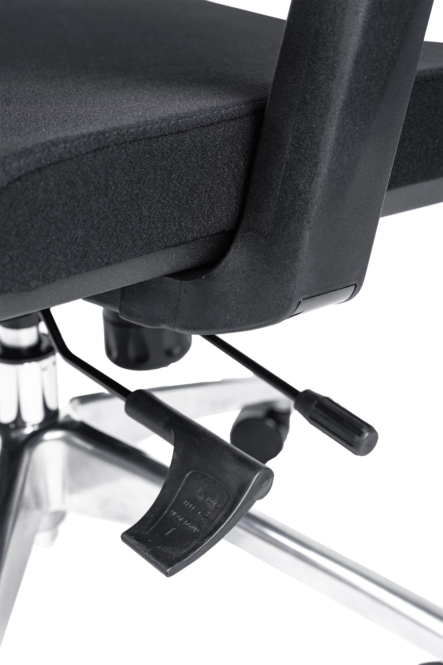 Budapesta: CUSTÓ Budapesta combină sezutul și spătarul căptușite în textil plăcut la atingere cu un suport lombar reglabil ce previne disconfortul în zona inferioară a spatelui. Poți glisa șezutul înainte sau înapoi pentru a regla adâncimea, iar tetiera 2D susține ceafa la unghiul dorit. Cotierele 3D se ajustează rapid pe înălțime, adâncime și rotație, menținând brațele relaxate la tastatură. Mecanismul sincron încurajează mișcările naturale. Roțile din poliuretan rulează lin, protejând suprafețele delicate. Ideal pentru profesioniștii care petrec ore întregi în fața calculatorului.