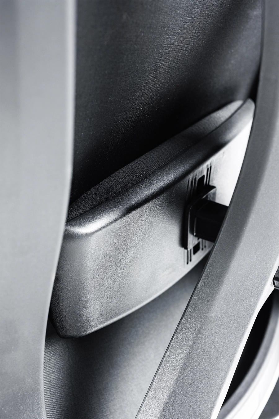 Lisabona: Pentru un plus de rafinament, CUSTÓ Lisabona îmbracă șezutul și spătarul în piele artificială siliconată de culoare turcoaz, ușor de întreținut și plăcută vizual. Suportul lombar reglabil și tetiera 2D aliniază coloana și zona cervicală, reducând tensiunea acumulată de-a lungul zilei. Șezutul glisant și mecanismul sincron asigură distribuirea uniformă a presiunii. Cotierele 3D oferă flexibilitate totală, susținând antebrațele la înălțimea optimă. Roțile din poliuretan se mișcă silențios, fără urme, pe orice pardoseală. Un scaun statement pentru spații moderne care cer ergonomie și personalitate.