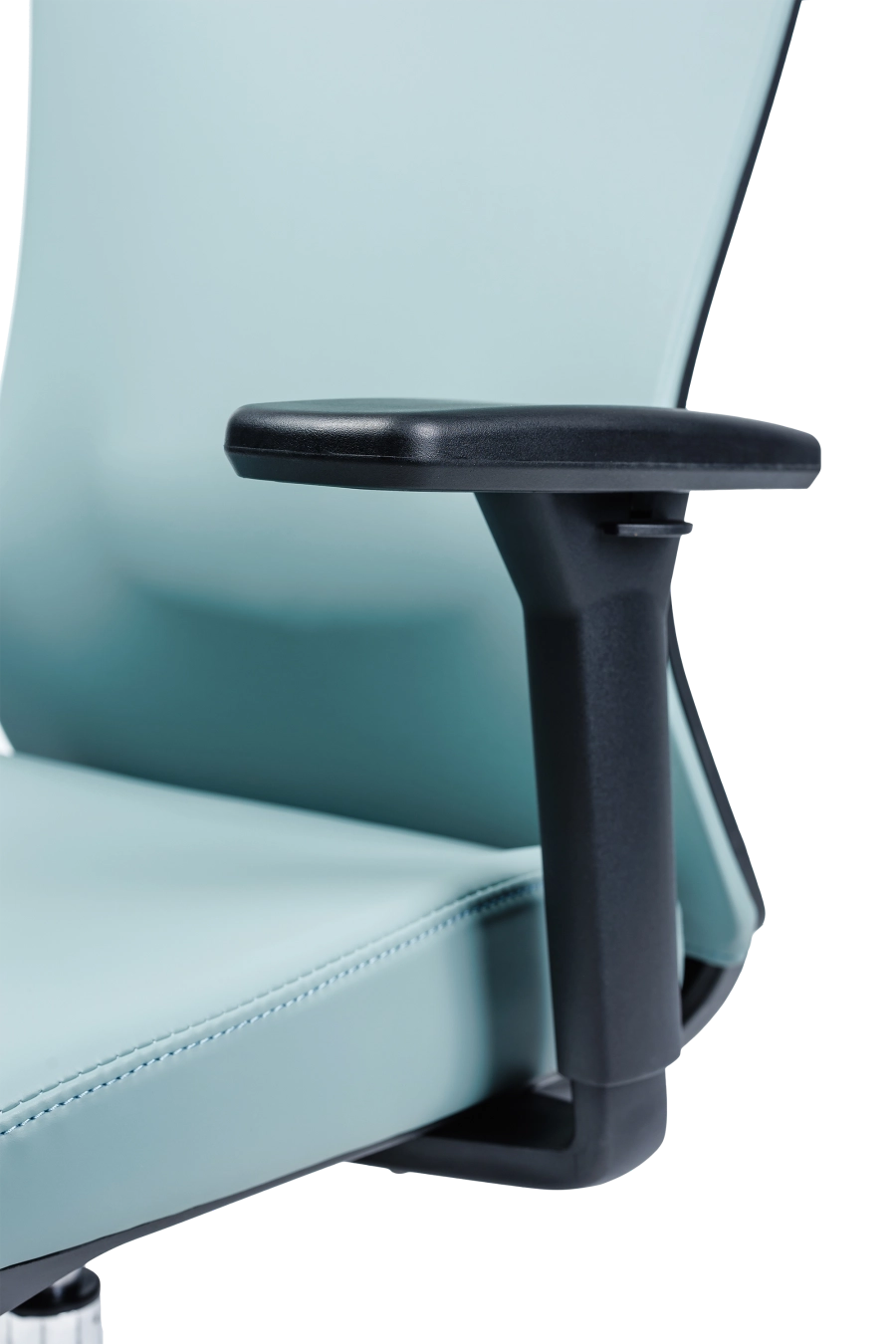 Lisabona: Pentru un plus de rafinament, CUSTÓ Lisabona îmbracă șezutul și spătarul în piele artificială siliconată de culoare turcoaz, ușor de întreținut și plăcută vizual. Suportul lombar reglabil și tetiera 2D aliniază coloana și zona cervicală, reducând tensiunea acumulată de-a lungul zilei. Șezutul glisant și mecanismul sincron asigură distribuirea uniformă a presiunii. Cotierele 3D oferă flexibilitate totală, susținând antebrațele la înălțimea optimă. Roțile din poliuretan se mișcă silențios, fără urme, pe orice pardoseală. Un scaun statement pentru spații moderne care cer ergonomie și personalitate.
