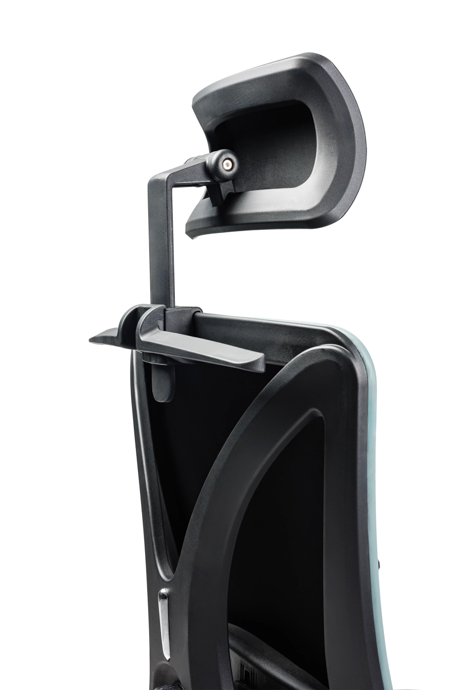 Lisabona: Pentru un plus de rafinament, CUSTÓ Lisabona îmbracă șezutul și spătarul în piele artificială siliconată de culoare turcoaz, ușor de întreținut și plăcută vizual. Suportul lombar reglabil și tetiera 2D aliniază coloana și zona cervicală, reducând tensiunea acumulată de-a lungul zilei. Șezutul glisant și mecanismul sincron asigură distribuirea uniformă a presiunii. Cotierele 3D oferă flexibilitate totală, susținând antebrațele la înălțimea optimă. Roțile din poliuretan se mișcă silențios, fără urme, pe orice pardoseală. Un scaun statement pentru spații moderne care cer ergonomie și personalitate.