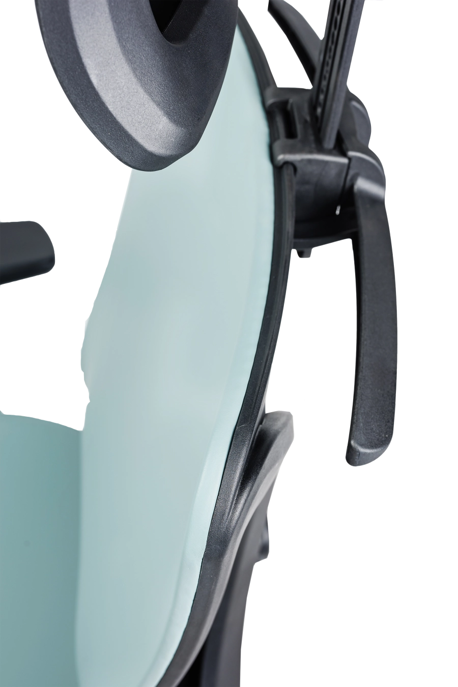 Lisabona: Pentru un plus de rafinament, CUSTÓ Lisabona îmbracă șezutul și spătarul în piele artificială siliconată de culoare turcoaz, ușor de întreținut și plăcută vizual. Suportul lombar reglabil și tetiera 2D aliniază coloana și zona cervicală, reducând tensiunea acumulată de-a lungul zilei. Șezutul glisant și mecanismul sincron asigură distribuirea uniformă a presiunii. Cotierele 3D oferă flexibilitate totală, susținând antebrațele la înălțimea optimă. Roțile din poliuretan se mișcă silențios, fără urme, pe orice pardoseală. Un scaun statement pentru spații moderne care cer ergonomie și personalitate.