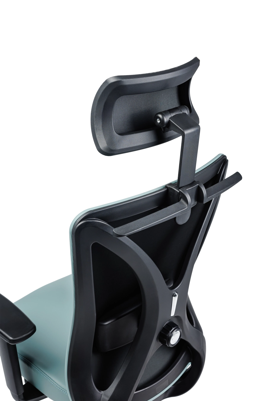 Lisabona: Pentru un plus de rafinament, CUSTÓ Lisabona îmbracă șezutul și spătarul în piele artificială siliconată de culoare turcoaz, ușor de întreținut și plăcută vizual. Suportul lombar reglabil și tetiera 2D aliniază coloana și zona cervicală, reducând tensiunea acumulată de-a lungul zilei. Șezutul glisant și mecanismul sincron asigură distribuirea uniformă a presiunii. Cotierele 3D oferă flexibilitate totală, susținând antebrațele la înălțimea optimă. Roțile din poliuretan se mișcă silențios, fără urme, pe orice pardoseală. Un scaun statement pentru spații moderne care cer ergonomie și personalitate.