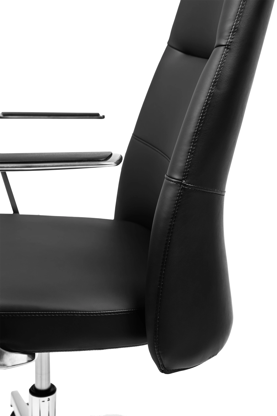 Milano: CUSTÓ Milano adoptă minimalismul pielii artificiale negre, oferind un aspect sobru și profesional. Șezutul ergonomic și spătarul înalt susțin postura corectă, iar cotierele fixe păstrează antebrațele într-un unghi natural. Mecanismul de balans permite pauze rapide de destindere, prevenind rigiditatea musculară. Baza rotativă ușoară și roțile din poliuretan asigură mobilitate lină în spațiul de lucru. Rezistența materialelor face față utilizării zilnice intense, fiind alegerea potrivită pentru săli de ședință sau recepții executive.