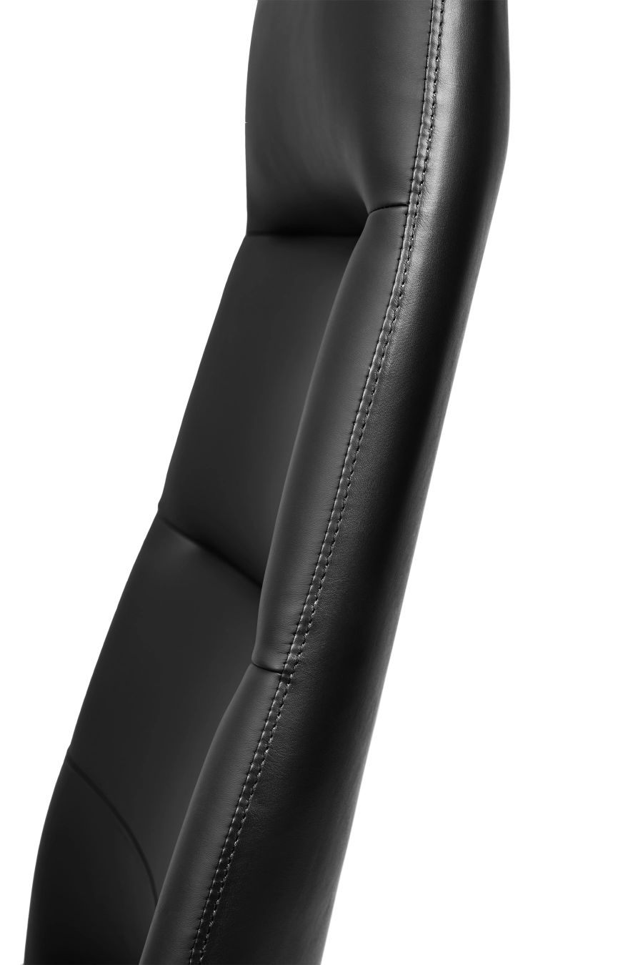 Milano: CUSTÓ Milano adoptă minimalismul pielii artificiale negre, oferind un aspect sobru și profesional. Șezutul ergonomic și spătarul înalt susțin postura corectă, iar cotierele fixe păstrează antebrațele într-un unghi natural. Mecanismul de balans permite pauze rapide de destindere, prevenind rigiditatea musculară. Baza rotativă ușoară și roțile din poliuretan asigură mobilitate lină în spațiul de lucru. Rezistența materialelor face față utilizării zilnice intense, fiind alegerea potrivită pentru săli de ședință sau recepții executive.