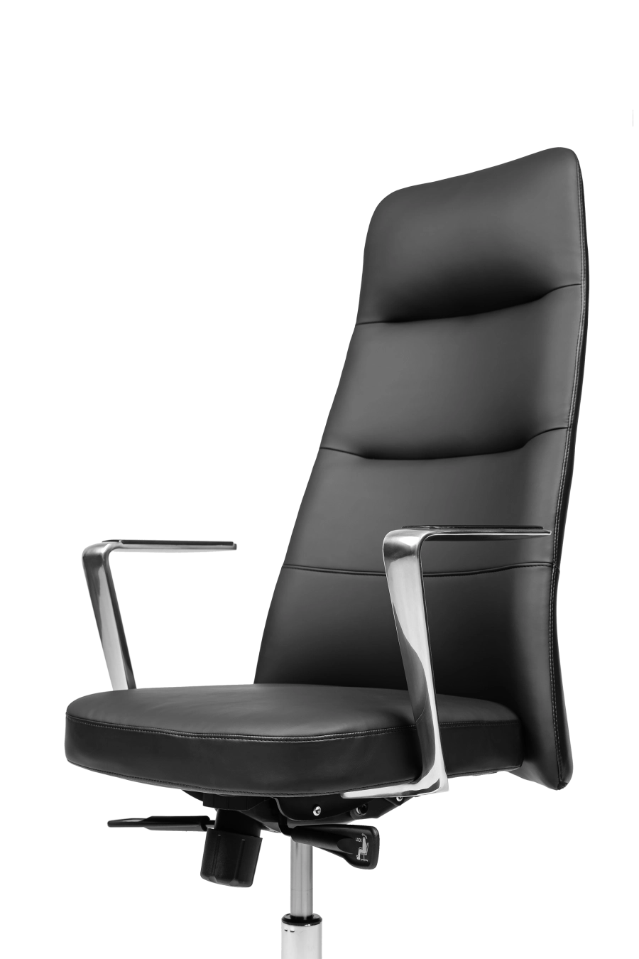 Milano: CUSTÓ Milano adoptă minimalismul pielii artificiale negre, oferind un aspect sobru și profesional. Șezutul ergonomic și spătarul înalt susțin postura corectă, iar cotierele fixe păstrează antebrațele într-un unghi natural. Mecanismul de balans permite pauze rapide de destindere, prevenind rigiditatea musculară. Baza rotativă ușoară și roțile din poliuretan asigură mobilitate lină în spațiul de lucru. Rezistența materialelor face față utilizării zilnice intense, fiind alegerea potrivită pentru săli de ședință sau recepții executive.