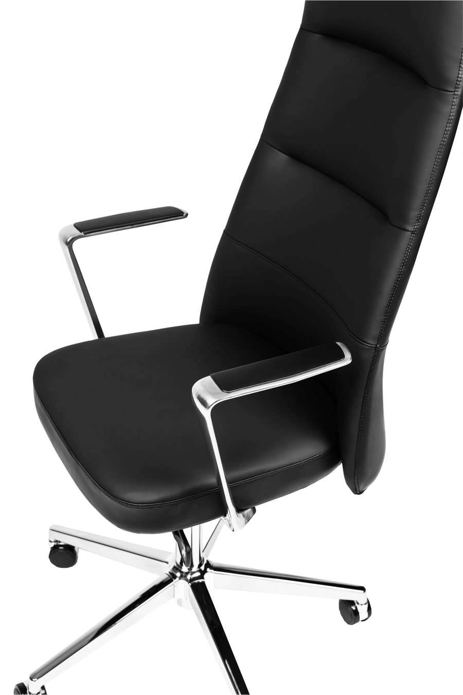 Milano: CUSTÓ Milano adoptă minimalismul pielii artificiale negre, oferind un aspect sobru și profesional. Șezutul ergonomic și spătarul înalt susțin postura corectă, iar cotierele fixe păstrează antebrațele într-un unghi natural. Mecanismul de balans permite pauze rapide de destindere, prevenind rigiditatea musculară. Baza rotativă ușoară și roțile din poliuretan asigură mobilitate lină în spațiul de lucru. Rezistența materialelor face față utilizării zilnice intense, fiind alegerea potrivită pentru săli de ședință sau recepții executive.