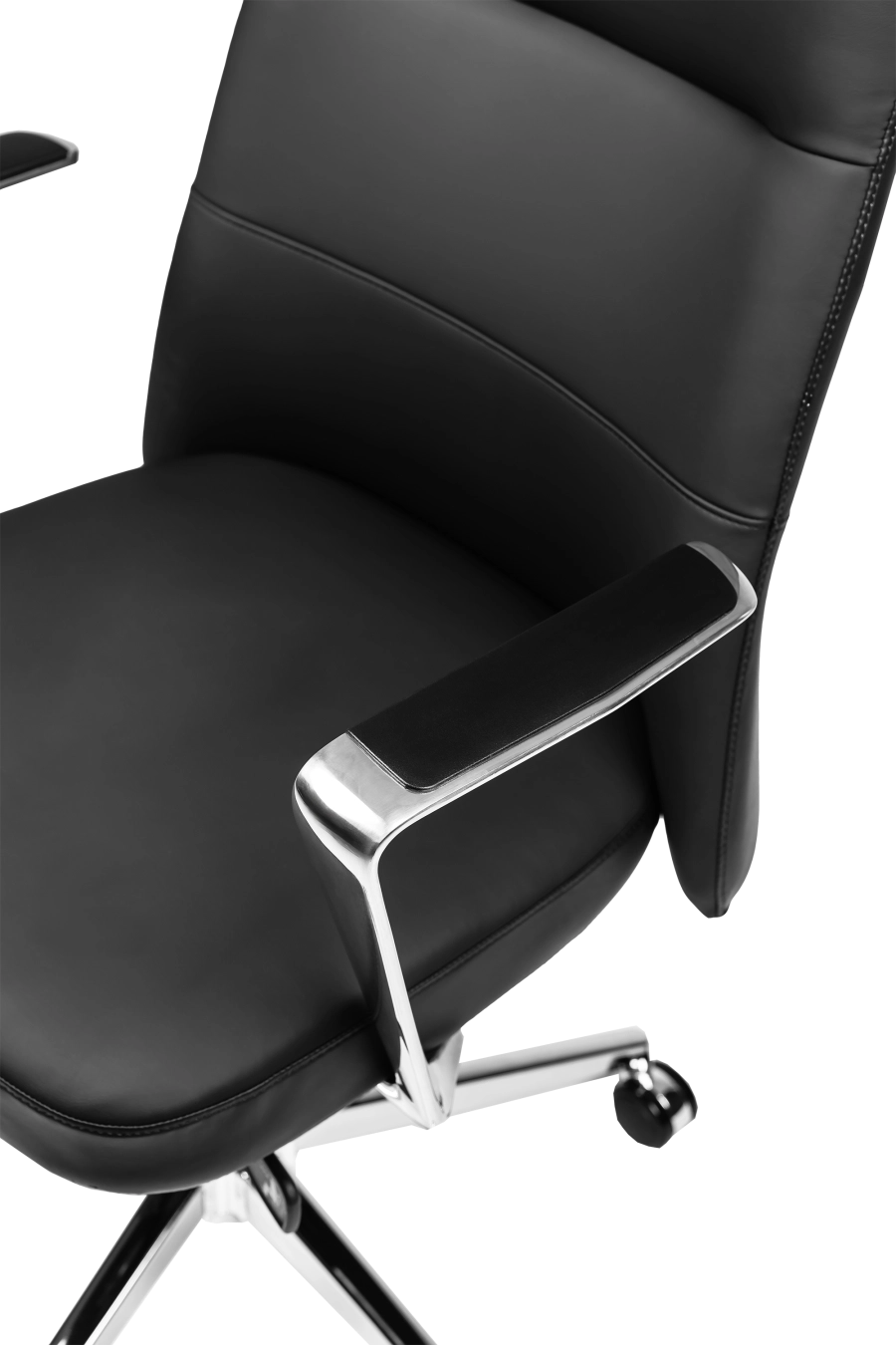 Milano: CUSTÓ Milano adoptă minimalismul pielii artificiale negre, oferind un aspect sobru și profesional. Șezutul ergonomic și spătarul înalt susțin postura corectă, iar cotierele fixe păstrează antebrațele într-un unghi natural. Mecanismul de balans permite pauze rapide de destindere, prevenind rigiditatea musculară. Baza rotativă ușoară și roțile din poliuretan asigură mobilitate lină în spațiul de lucru. Rezistența materialelor face față utilizării zilnice intense, fiind alegerea potrivită pentru săli de ședință sau recepții executive.