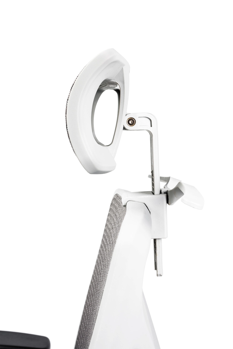 Vigo: CUSTÓ Vigo este gândit pentru multitasking agil: spătar din plasă acrilică răcoritoare, șezut textil confortabil și un umeraș integrat care menține sacoul impecabil. Suportul lombar reglabil și tetiera 2D se ajustează pe loc, iar cotierele 3D aliniază antebrațele la tastatură sau la prezentări. Șezutul glisant reglează adâncimea, prevenind presiunea pe coapse. Mecanismul sincron permite balans controlat, iar roțile din poliuretan rulează lin pe suprafețe dure. Cromatica adaugă vitalitate spațiului de lucru fără a distrage atenția.