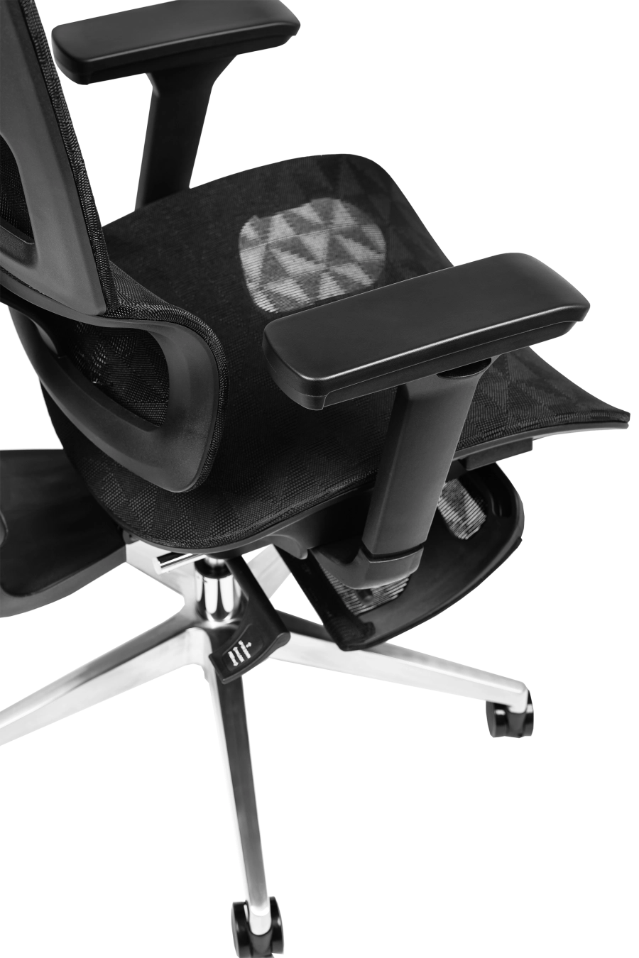 Napoli: CUSTÓ Napoli aduce confort complet cu plasă elastomerică atât pe șezut, cât și pe spătar, eliminând punctele de presiune și menținând fluxul de aer. Suportul lombar reglabil și tetiera 3D susțin poziția corectă, iar cotierele 3D se adaptează fiecărui task. Suportul extensibil pentru picioare îți oferă o poziție relaxată în timpul pauzelor, fără a părăsi biroul. Mecanismul sincron urmează mișcările naturale, reducând oboseala. Roțile din poliuretan protejează podeaua și alunecă fără zgomot. Ideal pentru proiecte maraton sau sesiuni de lucru prelungite.