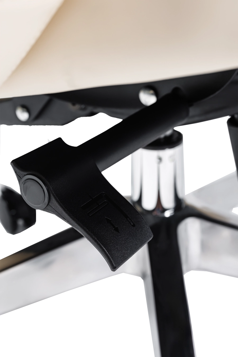 Amsterdam: CUSTÓ Amsterdam îmbină simplitatea pielii artificiale bej cu linii clasice, ideale pentru spații elegante. Tetiera fixă și spătarul înalt susțin zona cervicală, iar cotierele fixe asigură un sprijin stabil pentru antebrațe. Șezutul generos, capitonat ferm, distribuie greutatea uniform. Mecanismul de balans facilitează micro-pauzele active. Roțile din nailon glisează silențios fără a lăsa urme, protejând parchetul sau gresia. Un scaun rafinat, ușor de întreținut, perfect pentru recepții sau birouri executive care apreciază tonurile calde.