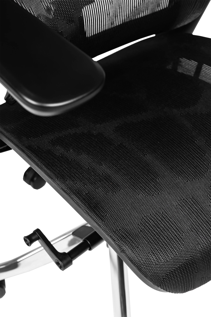 Berlin: CUSTÓ Berlin îți oferă ventilație maximă prin plasă elastomerică atât pe șezut, cât și pe spătar, menținând temperatura plăcută în proiectele de durată. Suportul lombar reglabil se adaptează instant, reducând oboseala zonei inferioare a spatelui. Tetiera 3D și cotierele 3D se aliniază milimetric nevoilor tale, în timp ce șezutul glisant reglează adâncimea pentru orice statură. Mecanismul sincron favorizând mișcarea naturală. Roțile din poliuretan protejează podeaua și alunecă fără zgomot. Designul all-black conferă un look high-tech care se integrează perfect în open-space-uri moderne.