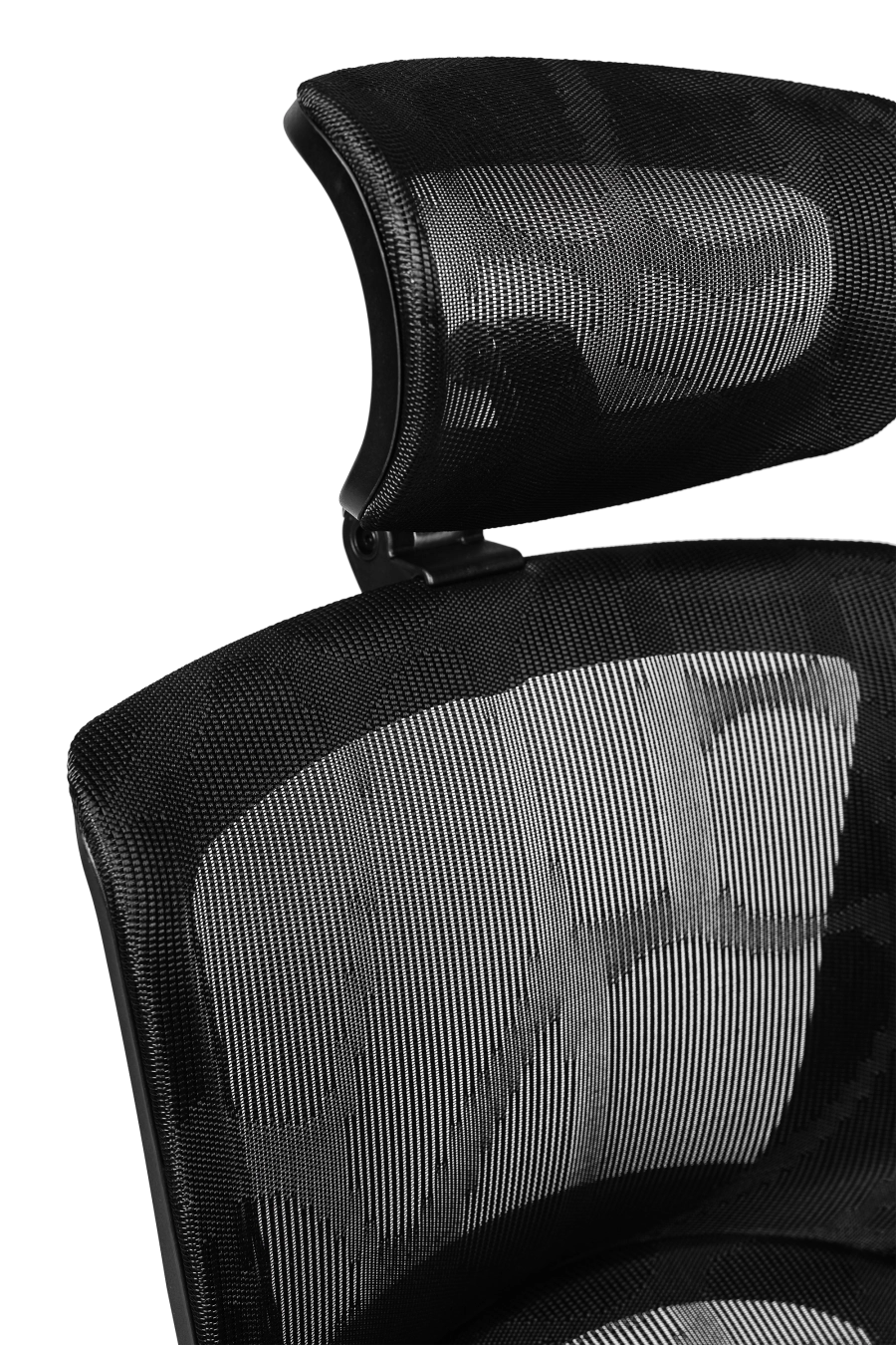 Berlin: CUSTÓ Berlin îți oferă ventilație maximă prin plasă elastomerică atât pe șezut, cât și pe spătar, menținând temperatura plăcută în proiectele de durată. Suportul lombar reglabil se adaptează instant, reducând oboseala zonei inferioare a spatelui. Tetiera 3D și cotierele 3D se aliniază milimetric nevoilor tale, în timp ce șezutul glisant reglează adâncimea pentru orice statură. Mecanismul sincron favorizând mișcarea naturală. Roțile din poliuretan protejează podeaua și alunecă fără zgomot. Designul all-black conferă un look high-tech care se integrează perfect în open-space-uri moderne.
