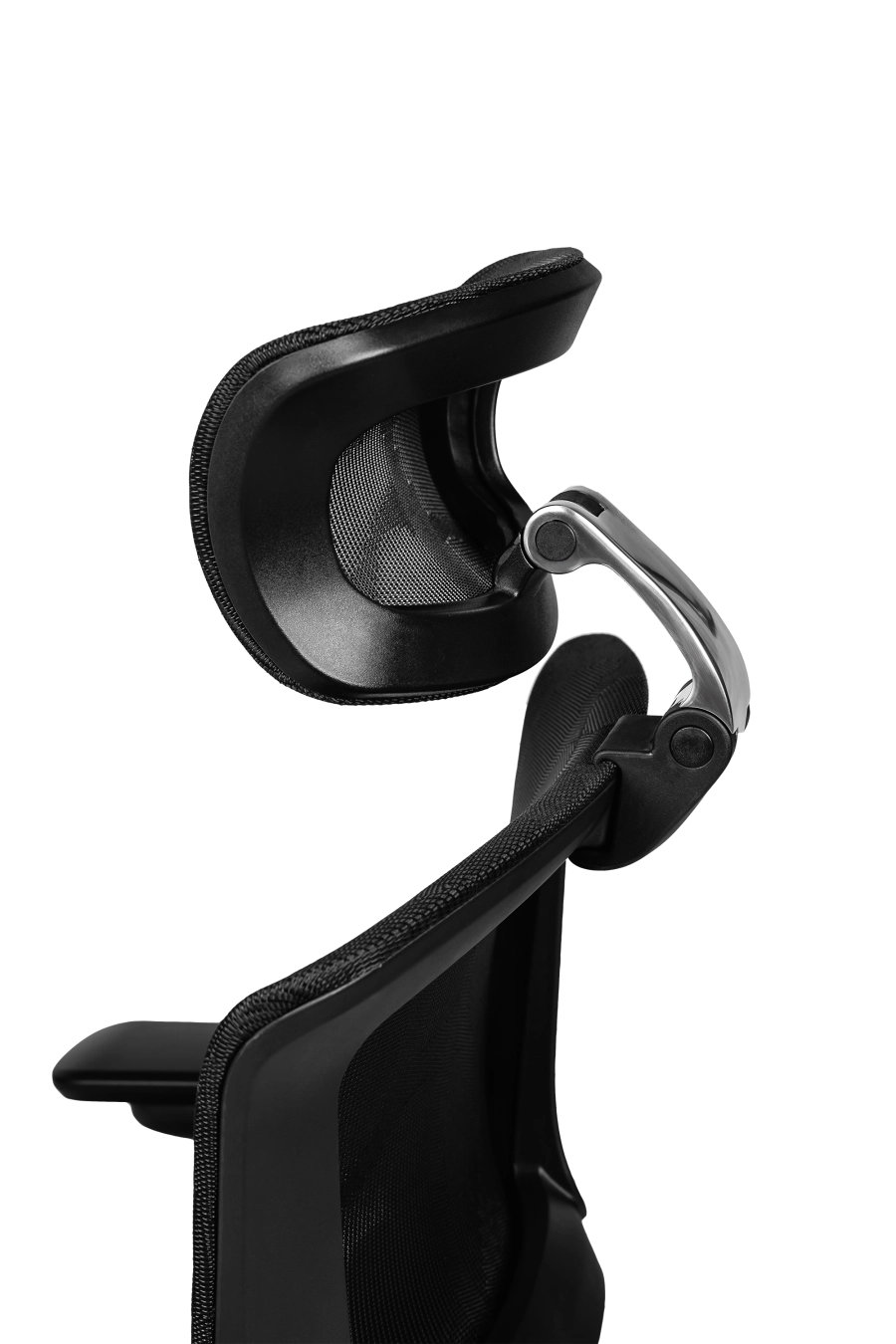 Berlin: CUSTÓ Berlin îți oferă ventilație maximă prin plasă elastomerică atât pe șezut, cât și pe spătar, menținând temperatura plăcută în proiectele de durată. Suportul lombar reglabil se adaptează instant, reducând oboseala zonei inferioare a spatelui. Tetiera 3D și cotierele 3D se aliniază milimetric nevoilor tale, în timp ce șezutul glisant reglează adâncimea pentru orice statură. Mecanismul sincron favorizând mișcarea naturală. Roțile din poliuretan protejează podeaua și alunecă fără zgomot. Designul all-black conferă un look high-tech care se integrează perfect în open-space-uri moderne.