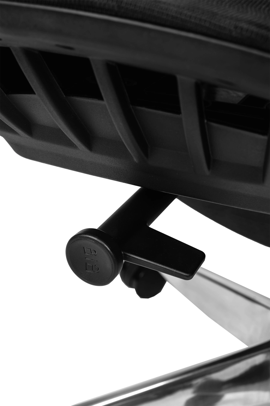 Berlin: CUSTÓ Berlin îți oferă ventilație maximă prin plasă elastomerică atât pe șezut, cât și pe spătar, menținând temperatura plăcută în proiectele de durată. Suportul lombar reglabil se adaptează instant, reducând oboseala zonei inferioare a spatelui. Tetiera 3D și cotierele 3D se aliniază milimetric nevoilor tale, în timp ce șezutul glisant reglează adâncimea pentru orice statură. Mecanismul sincron favorizând mișcarea naturală. Roțile din poliuretan protejează podeaua și alunecă fără zgomot. Designul all-black conferă un look high-tech care se integrează perfect în open-space-uri moderne.