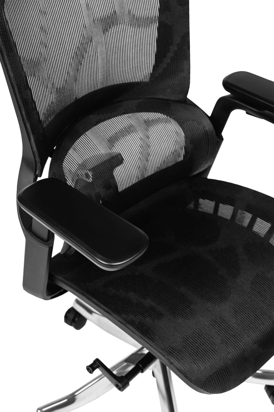 Berlin: CUSTÓ Berlin îți oferă ventilație maximă prin plasă elastomerică atât pe șezut, cât și pe spătar, menținând temperatura plăcută în proiectele de durată. Suportul lombar reglabil se adaptează instant, reducând oboseala zonei inferioare a spatelui. Tetiera 3D și cotierele 3D se aliniază milimetric nevoilor tale, în timp ce șezutul glisant reglează adâncimea pentru orice statură. Mecanismul sincron favorizând mișcarea naturală. Roțile din poliuretan protejează podeaua și alunecă fără zgomot. Designul all-black conferă un look high-tech care se integrează perfect în open-space-uri moderne.