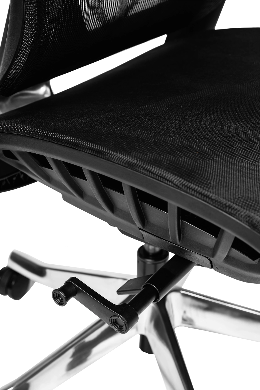 Berlin: CUSTÓ Berlin îți oferă ventilație maximă prin plasă elastomerică atât pe șezut, cât și pe spătar, menținând temperatura plăcută în proiectele de durată. Suportul lombar reglabil se adaptează instant, reducând oboseala zonei inferioare a spatelui. Tetiera 3D și cotierele 3D se aliniază milimetric nevoilor tale, în timp ce șezutul glisant reglează adâncimea pentru orice statură. Mecanismul sincron favorizând mișcarea naturală. Roțile din poliuretan protejează podeaua și alunecă fără zgomot. Designul all-black conferă un look high-tech care se integrează perfect în open-space-uri moderne.