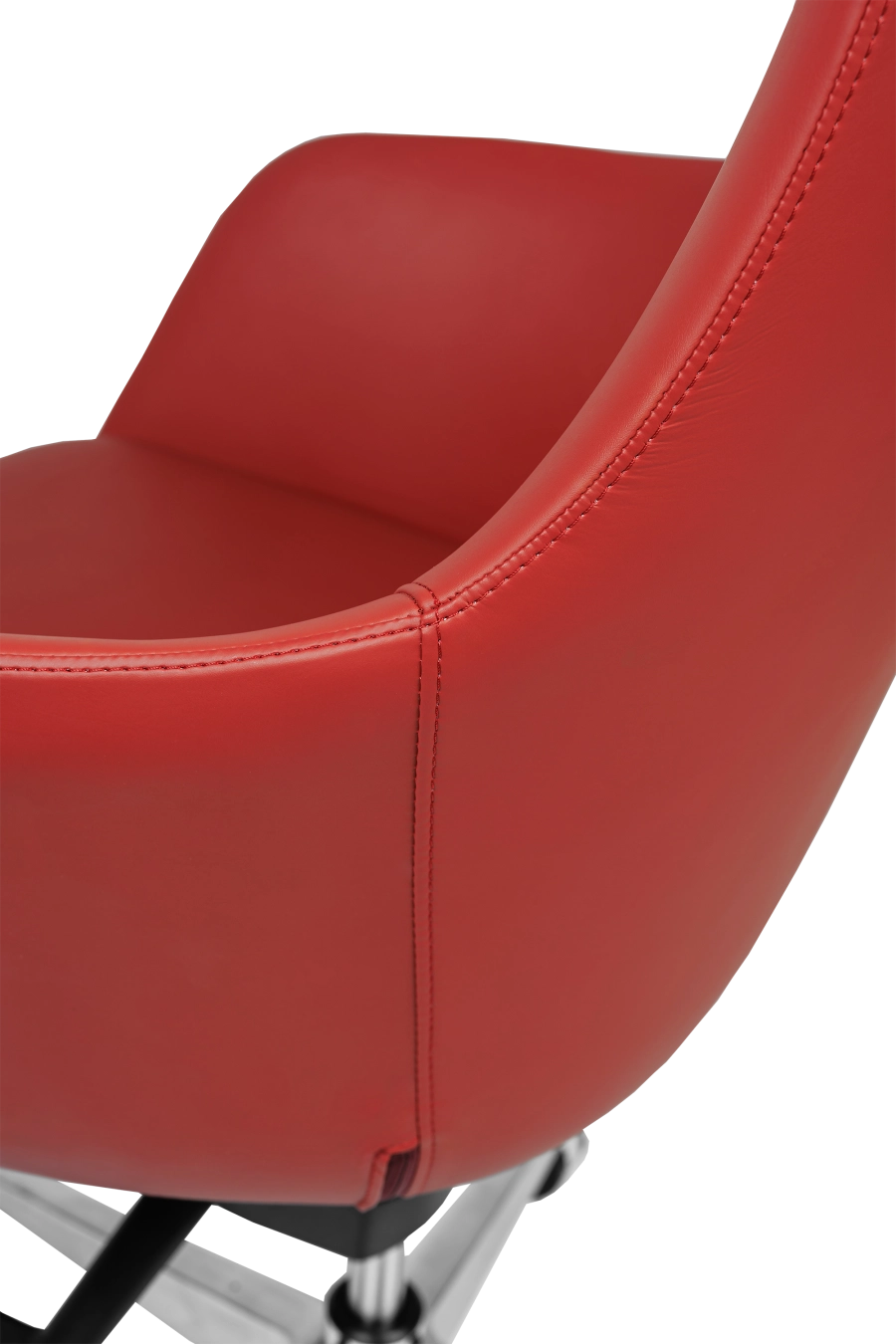 Paris: CUSTÓ Paris aduce eleganța pielii artificiale într-un roșu care insuflă energie spațiului de lucru. Șezutul ferm și spătarul înalt mențin coloana în poziție corectă, iar cotierele fixe susțin antebrațele la un unghi natural. Mecanismul de înclinare îți permite scurte momente de relaxare, prevenind rigiditatea. Baza rotativă se întoarce ușor către colegi sau documente, menținând fluența discuțiilor. Roțile din poliuretan rulează lin și nu zgârie pardoseala. Perfect pentru birouri executive sau spațiile de recepție care doresc să transmită încredere și dinamism.