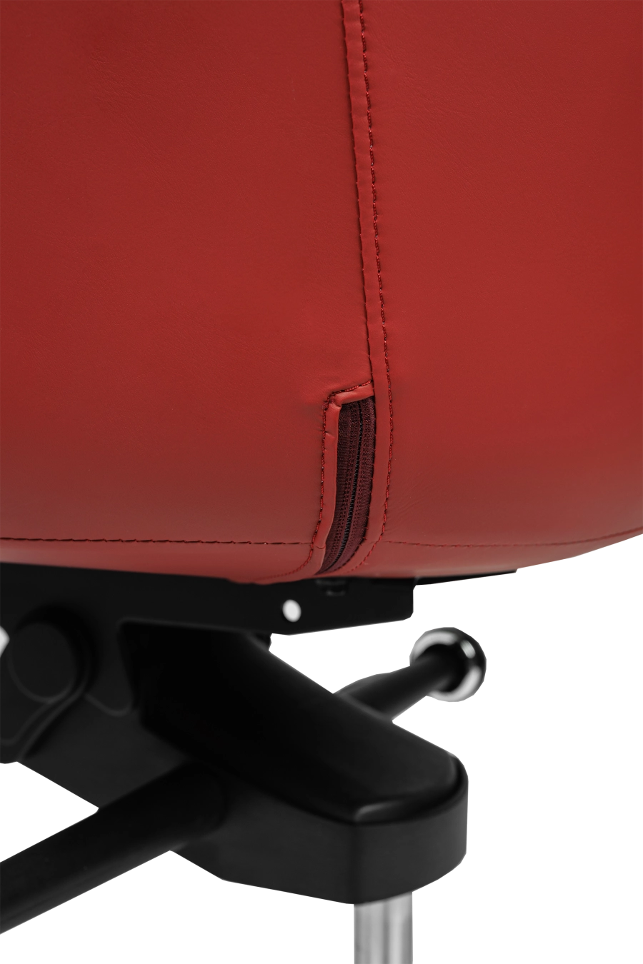 Paris: CUSTÓ Paris aduce eleganța pielii artificiale într-un roșu care insuflă energie spațiului de lucru. Șezutul ferm și spătarul înalt mențin coloana în poziție corectă, iar cotierele fixe susțin antebrațele la un unghi natural. Mecanismul de înclinare îți permite scurte momente de relaxare, prevenind rigiditatea. Baza rotativă se întoarce ușor către colegi sau documente, menținând fluența discuțiilor. Roțile din poliuretan rulează lin și nu zgârie pardoseala. Perfect pentru birouri executive sau spațiile de recepție care doresc să transmită încredere și dinamism.