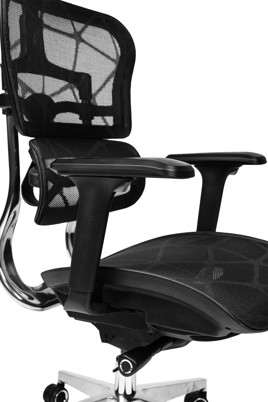 Torino: CUSTÓ Torino aduce ergonomie completă: spătar și șezut din plasă elastomerică pentru răcire constantă, spătar reglabil pe înălțime și șezut glisant pentru adâncime personalizată. Suportul lombar ajustabil reduce presiunea de pe coloană, iar tetiera 3D elimină tensiunea din zona cervicală. Cotierele 3D se adaptează tastării, prezentărilor și momentelor de relaxare. Mecanismul sincron urmărește mișcările naturale ale corpului, menținând postura corectă. Roțile din poliuretan alunecă silențios, protejând pardoseala. Finisajul negru sobru se potrivește oricărui decor corporativ.