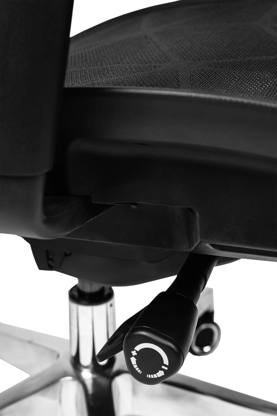 Torino: CUSTÓ Torino aduce ergonomie completă: spătar și șezut din plasă elastomerică pentru răcire constantă, spătar reglabil pe înălțime și șezut glisant pentru adâncime personalizată. Suportul lombar ajustabil reduce presiunea de pe coloană, iar tetiera 3D elimină tensiunea din zona cervicală. Cotierele 3D se adaptează tastării, prezentărilor și momentelor de relaxare. Mecanismul sincron urmărește mișcările naturale ale corpului, menținând postura corectă. Roțile din poliuretan alunecă silențios, protejând pardoseala. Finisajul negru sobru se potrivește oricărui decor corporativ.