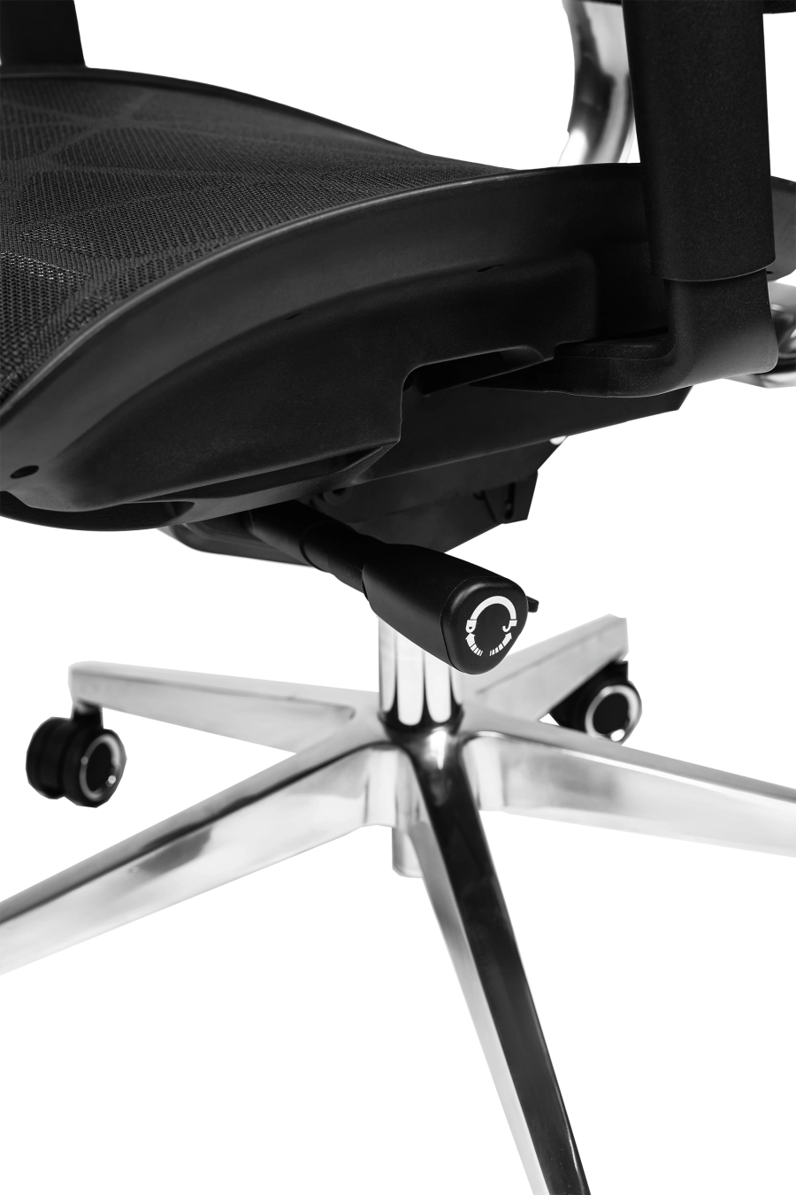 Torino: CUSTÓ Torino aduce ergonomie completă: spătar și șezut din plasă elastomerică pentru răcire constantă, spătar reglabil pe înălțime și șezut glisant pentru adâncime personalizată. Suportul lombar ajustabil reduce presiunea de pe coloană, iar tetiera 3D elimină tensiunea din zona cervicală. Cotierele 3D se adaptează tastării, prezentărilor și momentelor de relaxare. Mecanismul sincron urmărește mișcările naturale ale corpului, menținând postura corectă. Roțile din poliuretan alunecă silențios, protejând pardoseala. Finisajul negru sobru se potrivește oricărui decor corporativ.