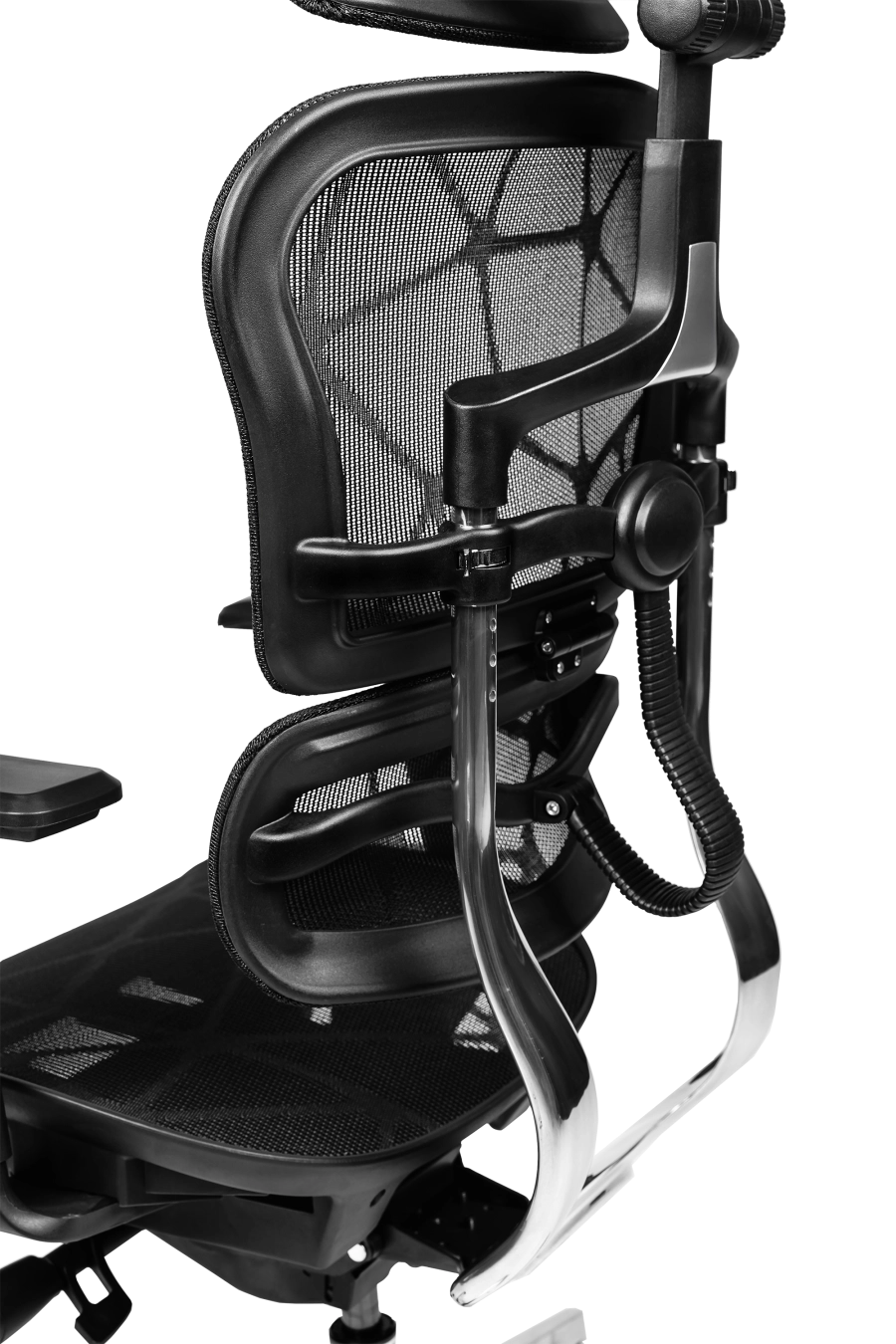 Torino: CUSTÓ Torino aduce ergonomie completă: spătar și șezut din plasă elastomerică pentru răcire constantă, spătar reglabil pe înălțime și șezut glisant pentru adâncime personalizată. Suportul lombar ajustabil reduce presiunea de pe coloană, iar tetiera 3D elimină tensiunea din zona cervicală. Cotierele 3D se adaptează tastării, prezentărilor și momentelor de relaxare. Mecanismul sincron urmărește mișcările naturale ale corpului, menținând postura corectă. Roțile din poliuretan alunecă silențios, protejând pardoseala. Finisajul negru sobru se potrivește oricărui decor corporativ.