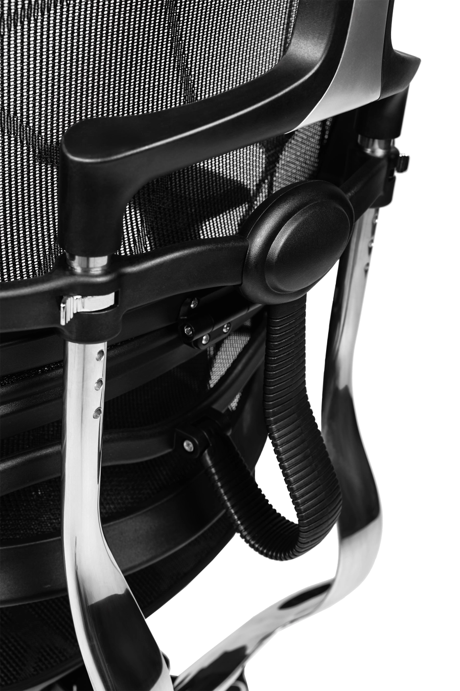 Torino: CUSTÓ Torino aduce ergonomie completă: spătar și șezut din plasă elastomerică pentru răcire constantă, spătar reglabil pe înălțime și șezut glisant pentru adâncime personalizată. Suportul lombar ajustabil reduce presiunea de pe coloană, iar tetiera 3D elimină tensiunea din zona cervicală. Cotierele 3D se adaptează tastării, prezentărilor și momentelor de relaxare. Mecanismul sincron urmărește mișcările naturale ale corpului, menținând postura corectă. Roțile din poliuretan alunecă silențios, protejând pardoseala. Finisajul negru sobru se potrivește oricărui decor corporativ.