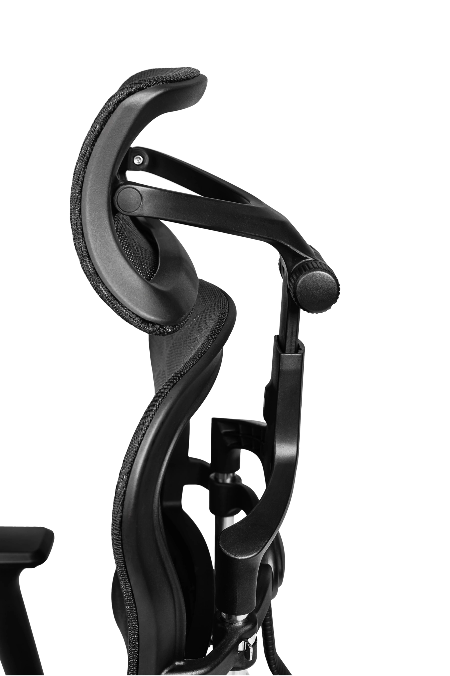 Torino: CUSTÓ Torino aduce ergonomie completă: spătar și șezut din plasă elastomerică pentru răcire constantă, spătar reglabil pe înălțime și șezut glisant pentru adâncime personalizată. Suportul lombar ajustabil reduce presiunea de pe coloană, iar tetiera 3D elimină tensiunea din zona cervicală. Cotierele 3D se adaptează tastării, prezentărilor și momentelor de relaxare. Mecanismul sincron urmărește mișcările naturale ale corpului, menținând postura corectă. Roțile din poliuretan alunecă silențios, protejând pardoseala. Finisajul negru sobru se potrivește oricărui decor corporativ.