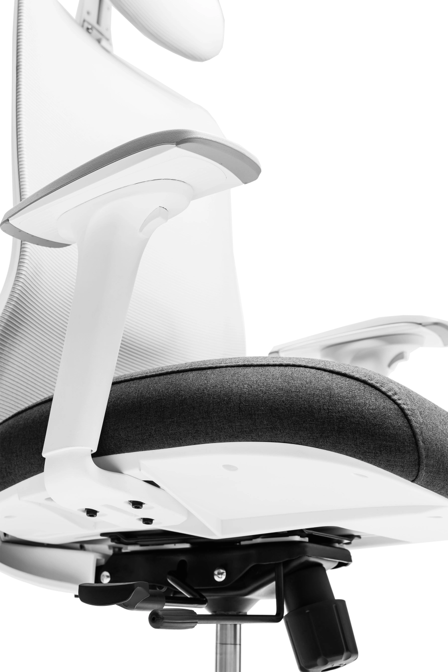 Roma: CUSTÓ Roma combină designul modern cu funcționalitatea avansată, fiind ideal pentru birouri profesionale. Șezutul tapițat din stofă oferă confort constant, iar spătarul din plasă elastomerică asigură o ventilație eficientă pe durata întregii zile de lucru. Suportul lombar reglabil pe înălțime permite ajustarea precisă pentru o susținere optimă a zonei inferioare a spatelui. Tetiera reglabilă pe înălțime oferă susținere suplimentară pentru cap și gât, iar cotierele reglabile 4D permit ajustarea în înălțime, adâncire, lățime și unghi, asigurând o poziție naturală a brațelor în orice activitate. Mecanismul multifuncțional cu blocare în trei poziții și translare a șezutului asigură flexibilitate în mișcare și stabilitate. Baza stelată din oțel cromat, echipată cu roți din poliuretan, garantează mobilitate lină și stabilitate pe diferite tipuri de suprafețe. Designul gri conferă o notă sobru-executivă, potrivită pentru birouri moderne unde confortul și profesionalismul contează.