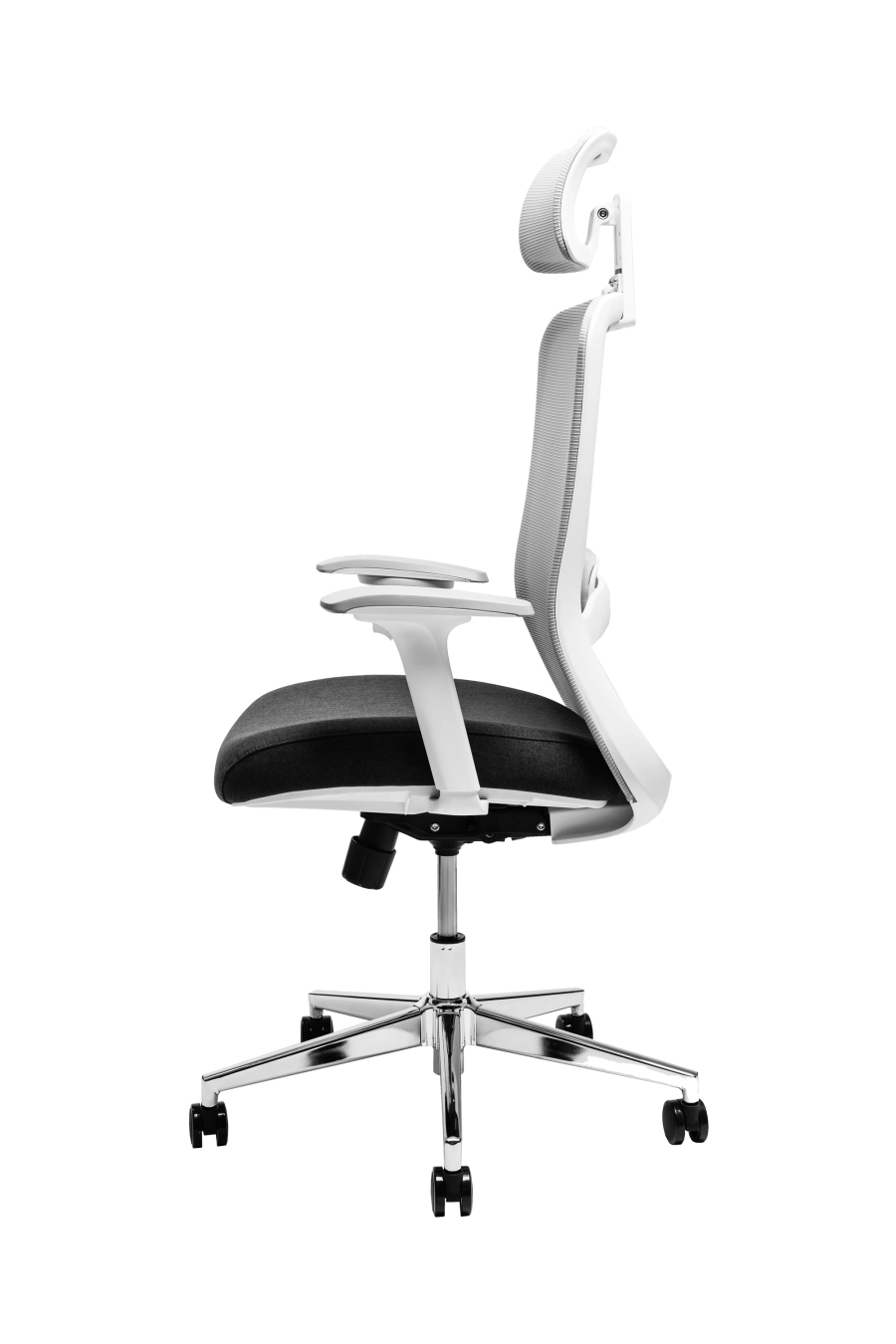 Roma: CUSTÓ Roma combină designul modern cu funcționalitatea avansată, fiind ideal pentru birouri profesionale. Șezutul tapițat din stofă oferă confort constant, iar spătarul din plasă elastomerică asigură o ventilație eficientă pe durata întregii zile de lucru. Suportul lombar reglabil pe înălțime permite ajustarea precisă pentru o susținere optimă a zonei inferioare a spatelui. Tetiera reglabilă pe înălțime oferă susținere suplimentară pentru cap și gât, iar cotierele reglabile 4D permit ajustarea în înălțime, adâncire, lățime și unghi, asigurând o poziție naturală a brațelor în orice activitate. Mecanismul multifuncțional cu blocare în trei poziții și translare a șezutului asigură flexibilitate în mișcare și stabilitate. Baza stelată din oțel cromat, echipată cu roți din poliuretan, garantează mobilitate lină și stabilitate pe diferite tipuri de suprafețe. Designul gri conferă o notă sobru-executivă, potrivită pentru birouri moderne unde confortul și profesionalismul contează.