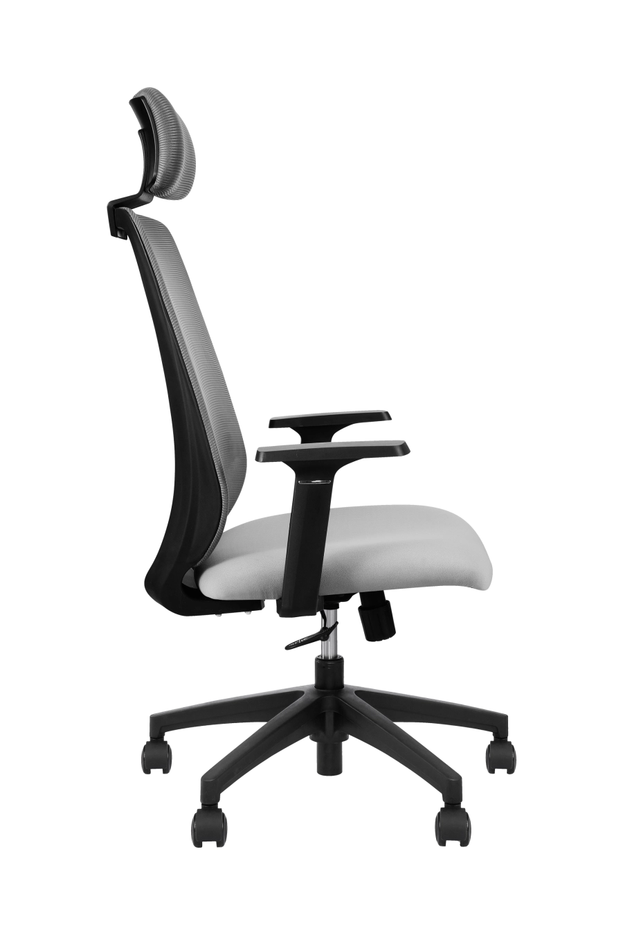 Zaragoza: CUSTÓ Zaragoza combină un spătar din plasă acrilică performant cu tetieră reglabilă pe înălțime, astfel încât zona cervicală să fie mereu susținută. Suportul lombar reglabil 2D îți permite să ajustezi punctul exact de contact cu spatele. Șezutul textil confortabil și cotierele fixe creează o suprafață de lucru echilibrată. Roțile din nailon, discrete, se mișcă cursiv pe suprafețe dure sau acoperite cu mochetă. Paleta gri închis completează spațiile moderne, de la start-up-uri la birouri executive.