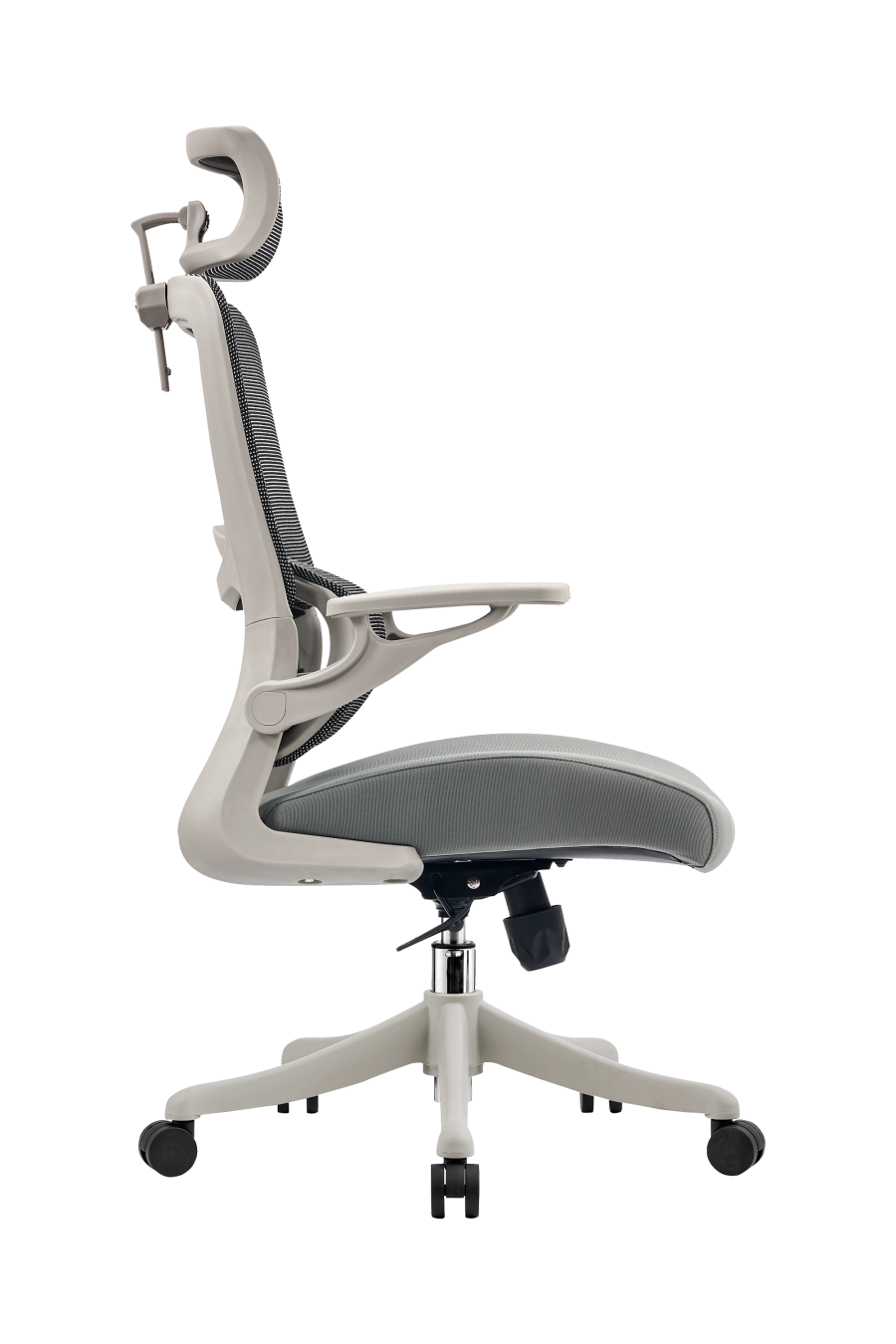 Palermo: CUSTÓ Palermo aduce versatilitate maximă cu tetieră 2D și cotiere „flip-up”, care se ridică atunci când vrei să te apropii de birou sau să eliberezi spațiu. Spătarul din plasă acrilică răcorește, iar șezutul confortabil menține susținerea corectă. Suportul lombar fix protejează spatele în sarcini îndelungate. Roțile din nailon asigură mișcări line pe diferite suprafețe, iar nuanța gri dă un aer contemporan încăperii. Ideal pentru cei ce alternează frecvent între concentrare și discuții rapide la masă.