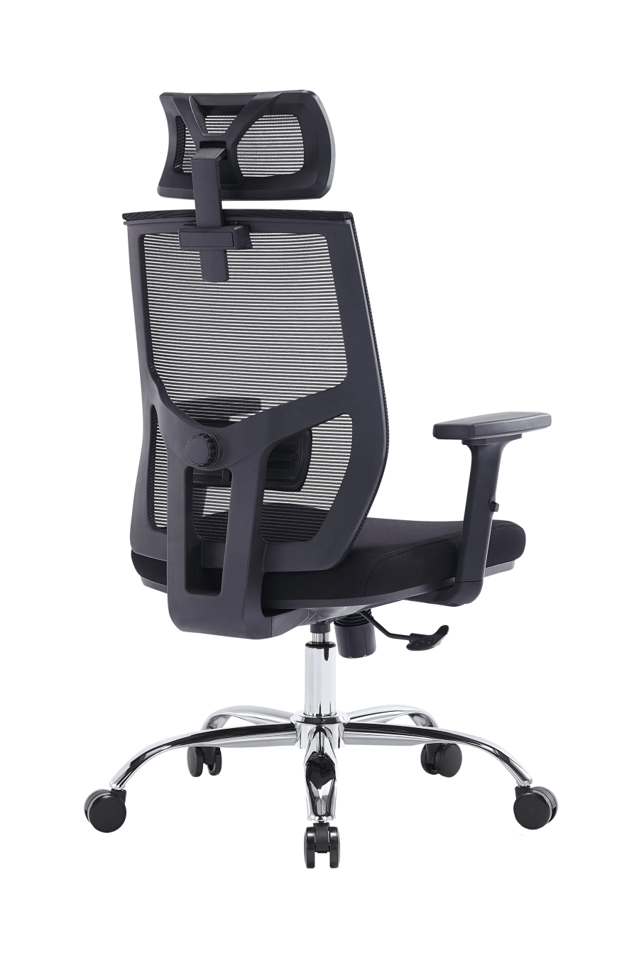 Sevilla: Dacă îți place controlul total, CUSTÓ Sevilla dispune de suport lombar reglabil, tetieră 2D și cotiere reglabile pe înălțime, toate setabile independent. Spătarul din plasă acrilică respiră, iar șezutul menține densitatea optimă pentru susținere uniformă. Baza rotativă și roțile din poliuretan rulează silențios, fără a zgâria podeaua. Scheletul solid promite durabilitate, iar culoarea neagră aduce eleganță discretă. Perfect pentru profesioniștii care schimbă frecvent postura între tastare, brainstorming și relaxare.