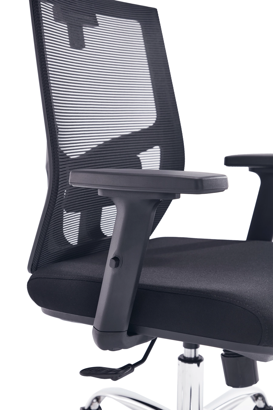 Sevilla: Dacă îți place controlul total, CUSTÓ Sevilla dispune de suport lombar reglabil, tetieră 2D și cotiere reglabile pe înălțime, toate setabile independent. Spătarul din plasă acrilică respiră, iar șezutul menține densitatea optimă pentru susținere uniformă. Baza rotativă și roțile din poliuretan rulează silențios, fără a zgâria podeaua. Scheletul solid promite durabilitate, iar culoarea neagră aduce eleganță discretă. Perfect pentru profesioniștii care schimbă frecvent postura între tastare, brainstorming și relaxare.