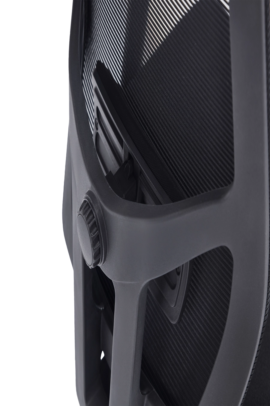 Sevilla: Dacă îți place controlul total, CUSTÓ Sevilla dispune de suport lombar reglabil, tetieră 2D și cotiere reglabile pe înălțime, toate setabile independent. Spătarul din plasă acrilică respiră, iar șezutul menține densitatea optimă pentru susținere uniformă. Baza rotativă și roțile din poliuretan rulează silențios, fără a zgâria podeaua. Scheletul solid promite durabilitate, iar culoarea neagră aduce eleganță discretă. Perfect pentru profesioniștii care schimbă frecvent postura între tastare, brainstorming și relaxare.