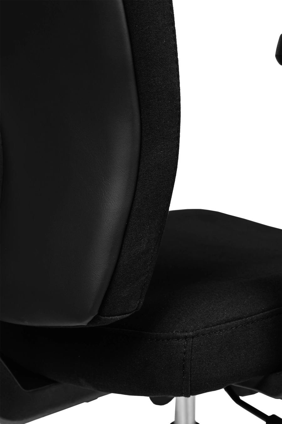 Bilbao: Bucură-te de confort clasic cu modelul CUSTÓ Bilbao - șezutul și spătarul capitonate în stofă densă, plăcută la atingere. Tetiera reglabilă îți susține coloana cervicală, iar suportul lombar fix stabilizează curba naturală a spatelui. Cotierele reglabile te ajută să găsești rapid unghiul optim pentru antebrațe, reducând tensiunea în umeri. Mecanismul sincron menține mișcarea spătarului fluidă și adaptată posturii. Baza rotativă cu roți din poliuretan alunecă silențios, protejând parchetul sau gresia. Finisajul integral negru se potrivește oricărui decor, de la home-office la birouri corporate.