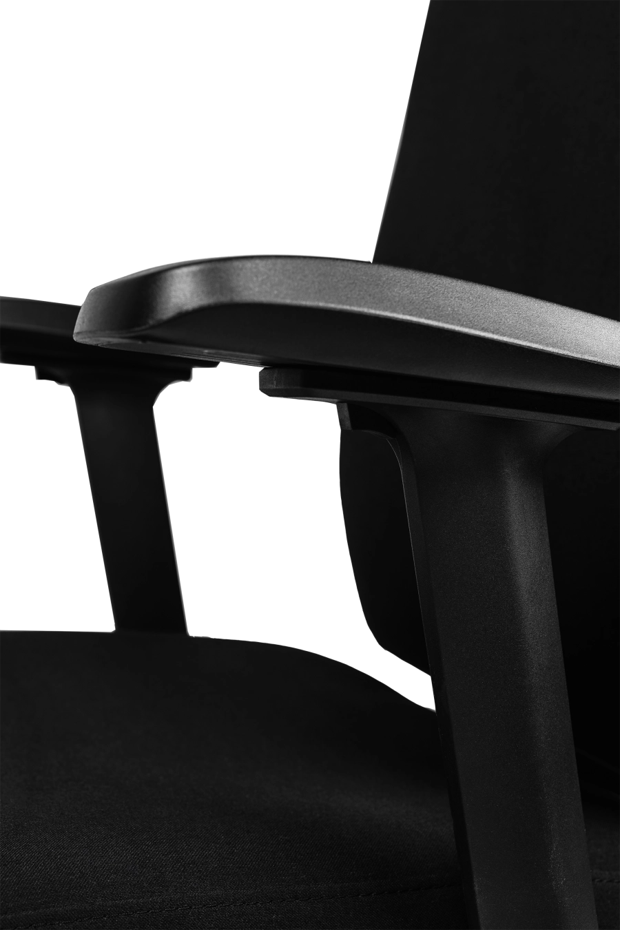 Bilbao: Bucură-te de confort clasic cu modelul CUSTÓ Bilbao - șezutul și spătarul capitonate în stofă densă, plăcută la atingere. Tetiera reglabilă îți susține coloana cervicală, iar suportul lombar fix stabilizează curba naturală a spatelui. Cotierele reglabile te ajută să găsești rapid unghiul optim pentru antebrațe, reducând tensiunea în umeri. Mecanismul sincron menține mișcarea spătarului fluidă și adaptată posturii. Baza rotativă cu roți din poliuretan alunecă silențios, protejând parchetul sau gresia. Finisajul integral negru se potrivește oricărui decor, de la home-office la birouri corporate.