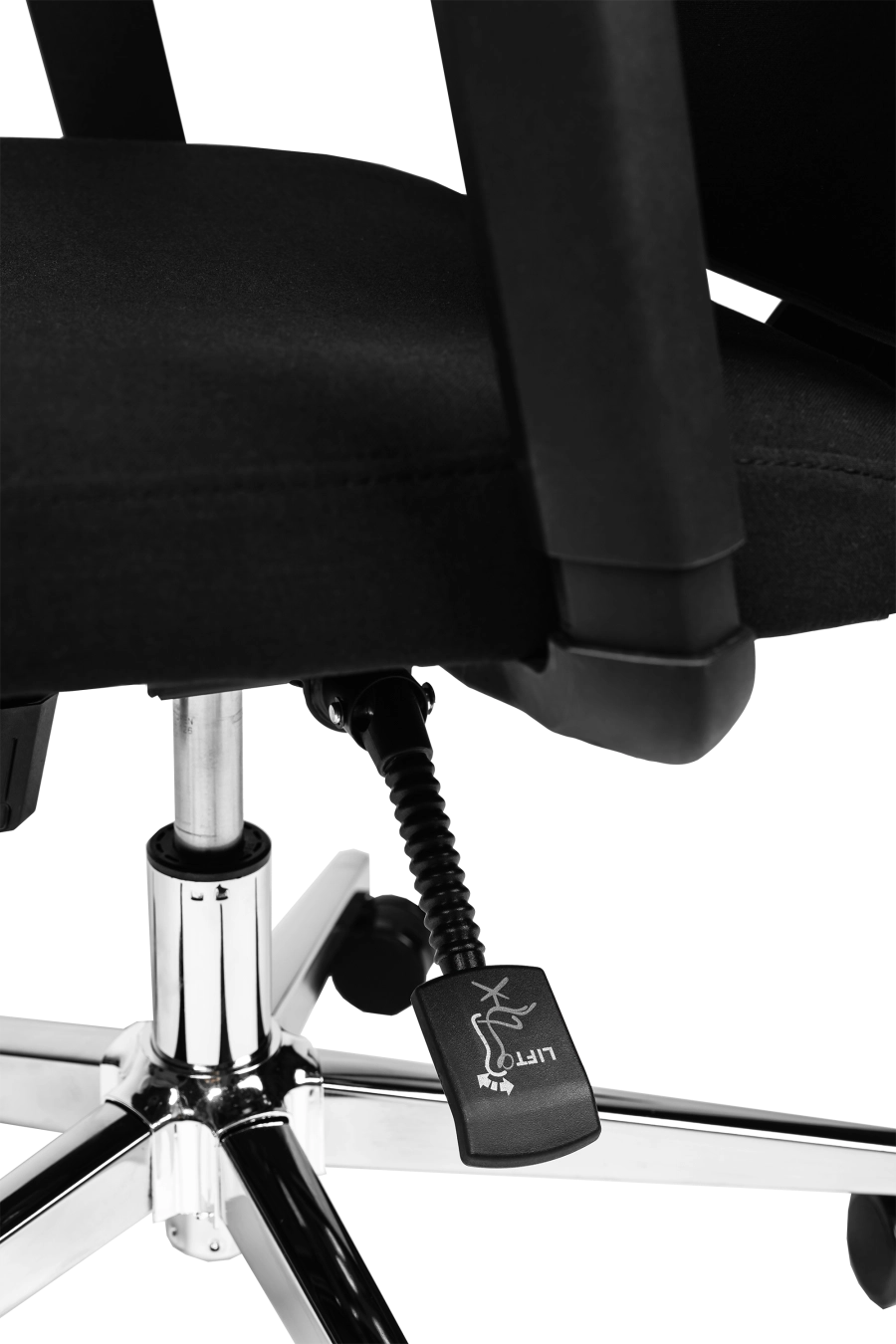 Bilbao: Bucură-te de confort clasic cu modelul CUSTÓ Bilbao - șezutul și spătarul capitonate în stofă densă, plăcută la atingere. Tetiera reglabilă îți susține coloana cervicală, iar suportul lombar fix stabilizează curba naturală a spatelui. Cotierele reglabile te ajută să găsești rapid unghiul optim pentru antebrațe, reducând tensiunea în umeri. Mecanismul sincron menține mișcarea spătarului fluidă și adaptată posturii. Baza rotativă cu roți din poliuretan alunecă silențios, protejând parchetul sau gresia. Finisajul integral negru se potrivește oricărui decor, de la home-office la birouri corporate.