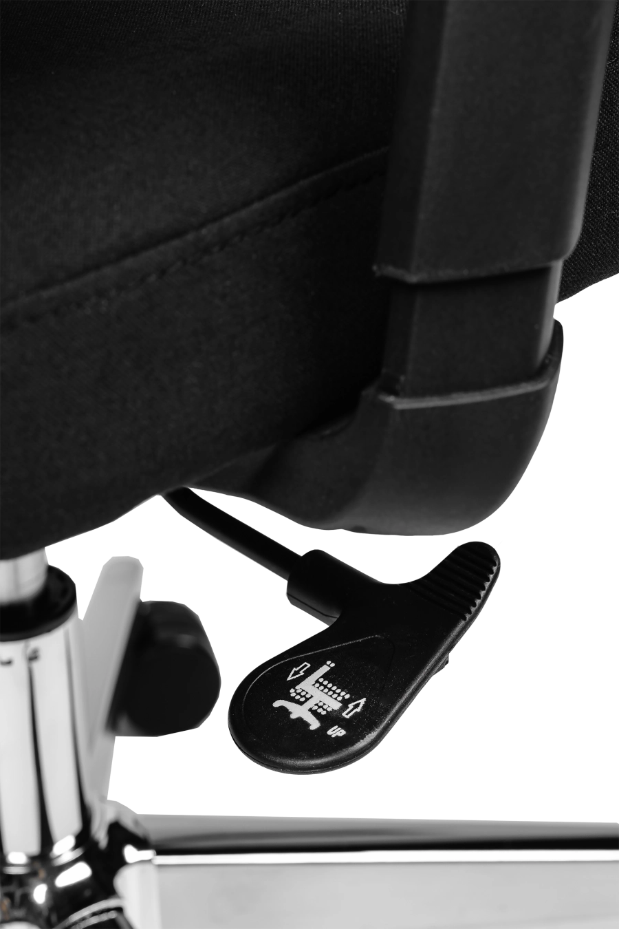 Bilbao: Bucură-te de confort clasic cu modelul CUSTÓ Bilbao - șezutul și spătarul capitonate în stofă densă, plăcută la atingere. Tetiera reglabilă îți susține coloana cervicală, iar suportul lombar fix stabilizează curba naturală a spatelui. Cotierele reglabile te ajută să găsești rapid unghiul optim pentru antebrațe, reducând tensiunea în umeri. Mecanismul sincron menține mișcarea spătarului fluidă și adaptată posturii. Baza rotativă cu roți din poliuretan alunecă silențios, protejând parchetul sau gresia. Finisajul integral negru se potrivește oricărui decor, de la home-office la birouri corporate.