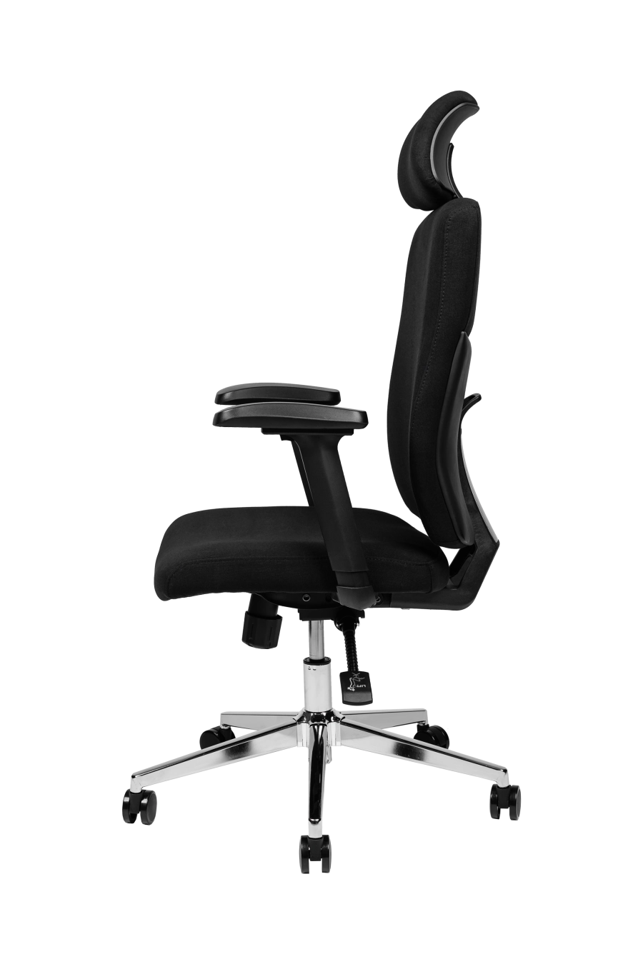 Bilbao: Bucură-te de confort clasic cu modelul CUSTÓ Bilbao - șezutul și spătarul capitonate în stofă densă, plăcută la atingere. Tetiera reglabilă îți susține coloana cervicală, iar suportul lombar fix stabilizează curba naturală a spatelui. Cotierele reglabile te ajută să găsești rapid unghiul optim pentru antebrațe, reducând tensiunea în umeri. Mecanismul sincron menține mișcarea spătarului fluidă și adaptată posturii. Baza rotativă cu roți din poliuretan alunecă silențios, protejând parchetul sau gresia. Finisajul integral negru se potrivește oricărui decor, de la home-office la birouri corporate.