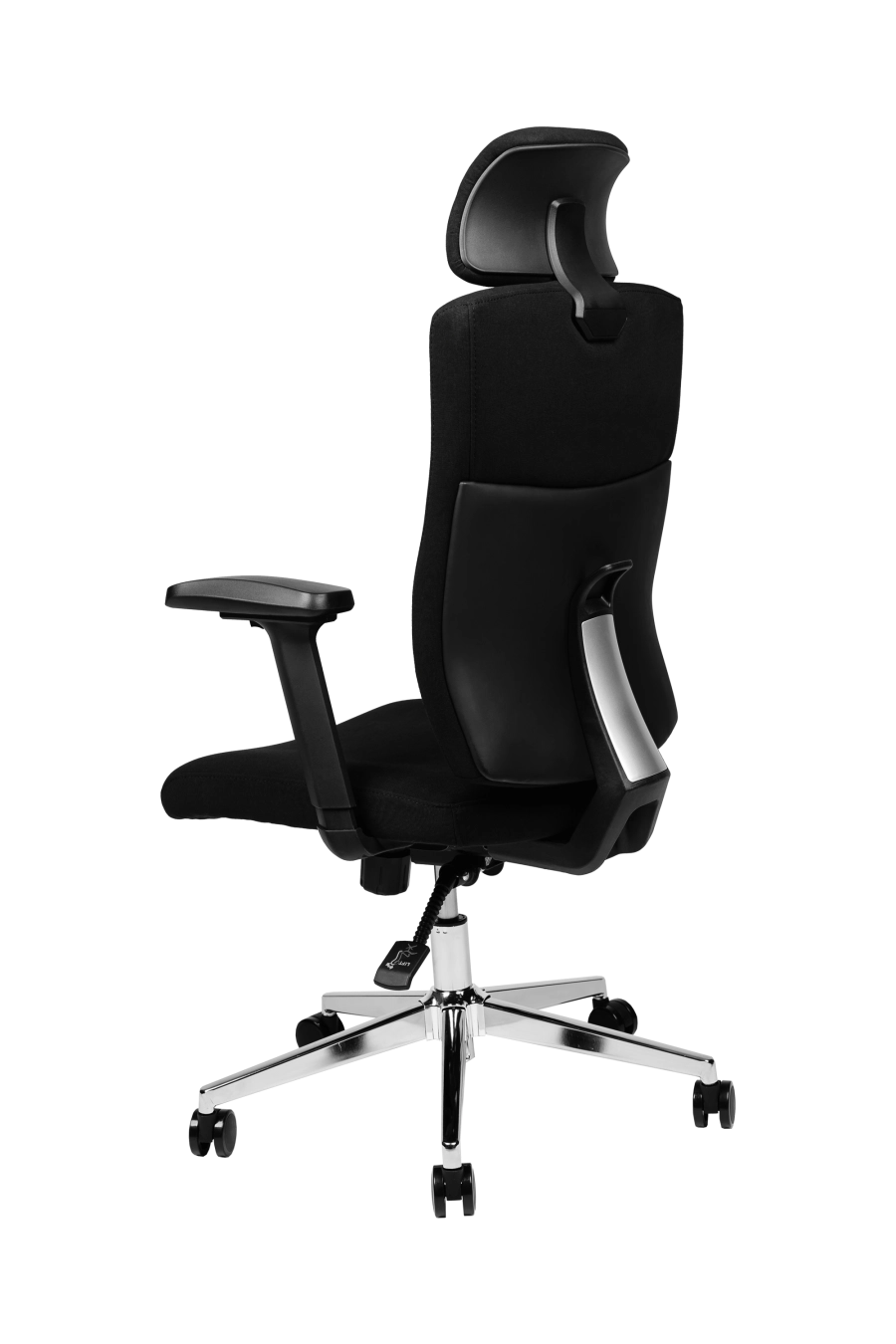 Bilbao: Bucură-te de confort clasic cu modelul CUSTÓ Bilbao - șezutul și spătarul capitonate în stofă densă, plăcută la atingere. Tetiera reglabilă îți susține coloana cervicală, iar suportul lombar fix stabilizează curba naturală a spatelui. Cotierele reglabile te ajută să găsești rapid unghiul optim pentru antebrațe, reducând tensiunea în umeri. Mecanismul sincron menține mișcarea spătarului fluidă și adaptată posturii. Baza rotativă cu roți din poliuretan alunecă silențios, protejând parchetul sau gresia. Finisajul integral negru se potrivește oricărui decor, de la home-office la birouri corporate.