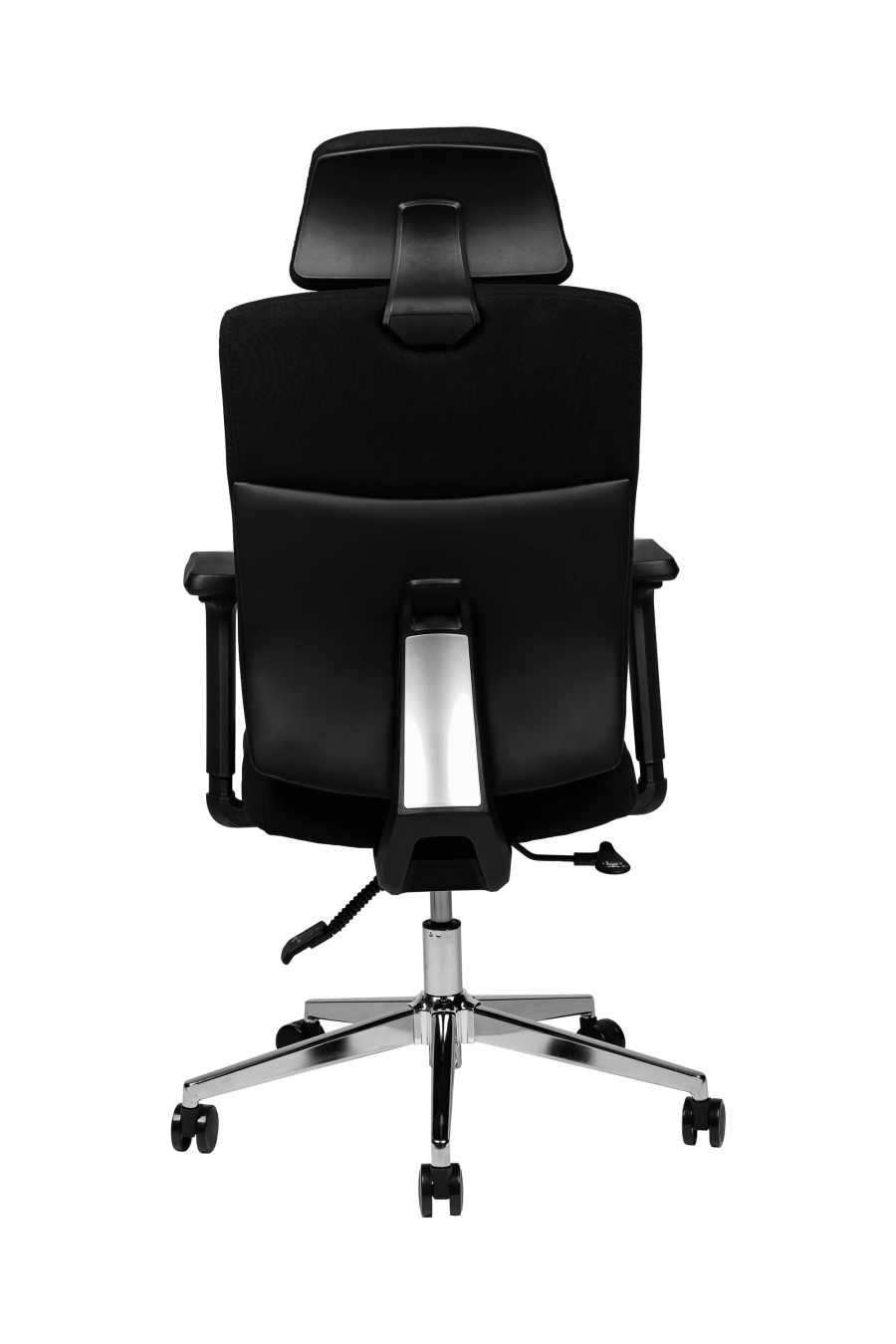 Bilbao: Bucură-te de confort clasic cu modelul CUSTÓ Bilbao - șezutul și spătarul capitonate în stofă densă, plăcută la atingere. Tetiera reglabilă îți susține coloana cervicală, iar suportul lombar fix stabilizează curba naturală a spatelui. Cotierele reglabile te ajută să găsești rapid unghiul optim pentru antebrațe, reducând tensiunea în umeri. Mecanismul sincron menține mișcarea spătarului fluidă și adaptată posturii. Baza rotativă cu roți din poliuretan alunecă silențios, protejând parchetul sau gresia. Finisajul integral negru se potrivește oricărui decor, de la home-office la birouri corporate.