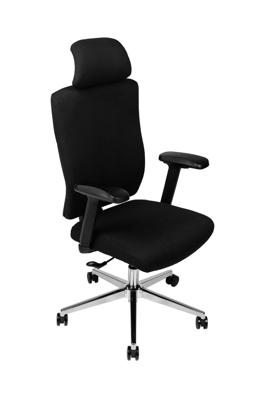 Bilbao: Bucură-te de confort clasic cu modelul CUSTÓ Bilbao - șezutul și spătarul capitonate în stofă densă, plăcută la atingere. Tetiera reglabilă îți susține coloana cervicală, iar suportul lombar fix stabilizează curba naturală a spatelui. Cotierele reglabile te ajută să găsești rapid unghiul optim pentru antebrațe, reducând tensiunea în umeri. Mecanismul sincron menține mișcarea spătarului fluidă și adaptată posturii. Baza rotativă cu roți din poliuretan alunecă silențios, protejând parchetul sau gresia. Finisajul integral negru se potrivește oricărui decor, de la home-office la birouri corporate.