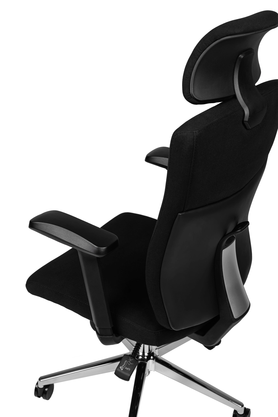 Bilbao: Bucură-te de confort clasic cu modelul CUSTÓ Bilbao - șezutul și spătarul capitonate în stofă densă, plăcută la atingere. Tetiera reglabilă îți susține coloana cervicală, iar suportul lombar fix stabilizează curba naturală a spatelui. Cotierele reglabile te ajută să găsești rapid unghiul optim pentru antebrațe, reducând tensiunea în umeri. Mecanismul sincron menține mișcarea spătarului fluidă și adaptată posturii. Baza rotativă cu roți din poliuretan alunecă silențios, protejând parchetul sau gresia. Finisajul integral negru se potrivește oricărui decor, de la home-office la birouri corporate.