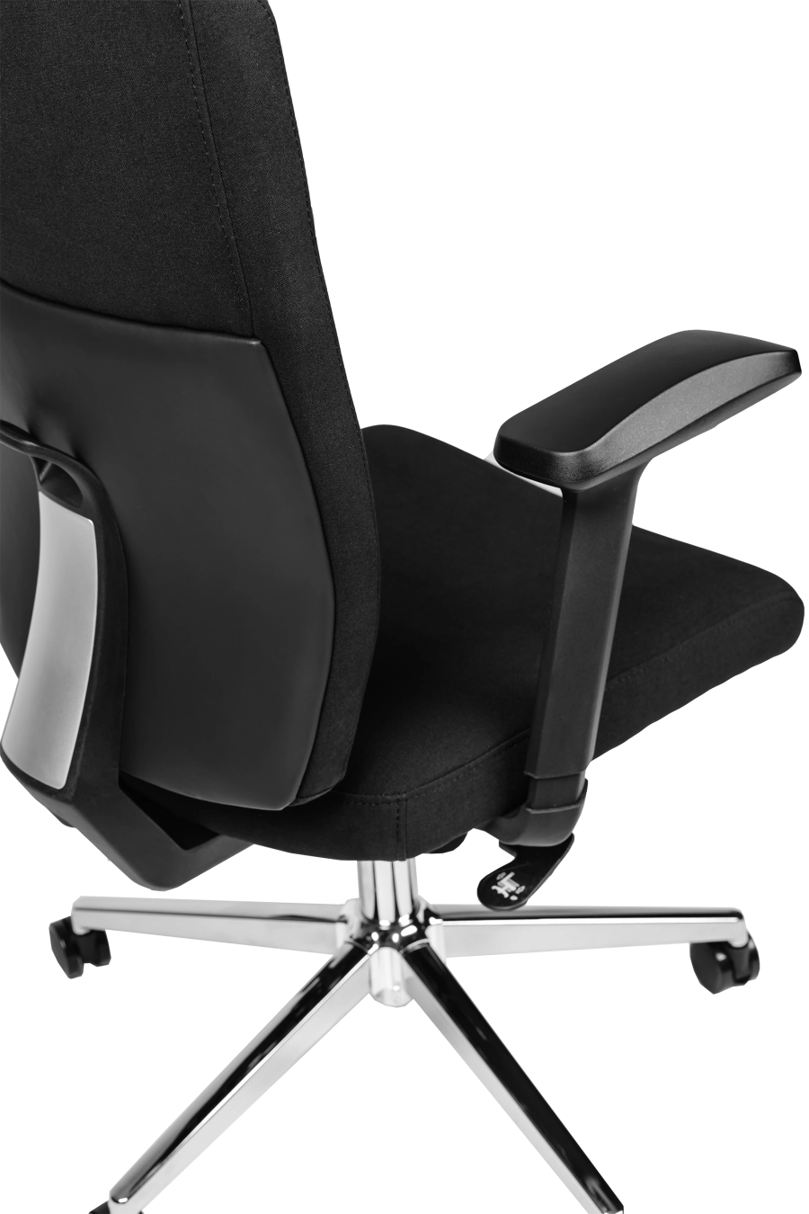 Bilbao: Bucură-te de confort clasic cu modelul CUSTÓ Bilbao - șezutul și spătarul capitonate în stofă densă, plăcută la atingere. Tetiera reglabilă îți susține coloana cervicală, iar suportul lombar fix stabilizează curba naturală a spatelui. Cotierele reglabile te ajută să găsești rapid unghiul optim pentru antebrațe, reducând tensiunea în umeri. Mecanismul sincron menține mișcarea spătarului fluidă și adaptată posturii. Baza rotativă cu roți din poliuretan alunecă silențios, protejând parchetul sau gresia. Finisajul integral negru se potrivește oricărui decor, de la home-office la birouri corporate.