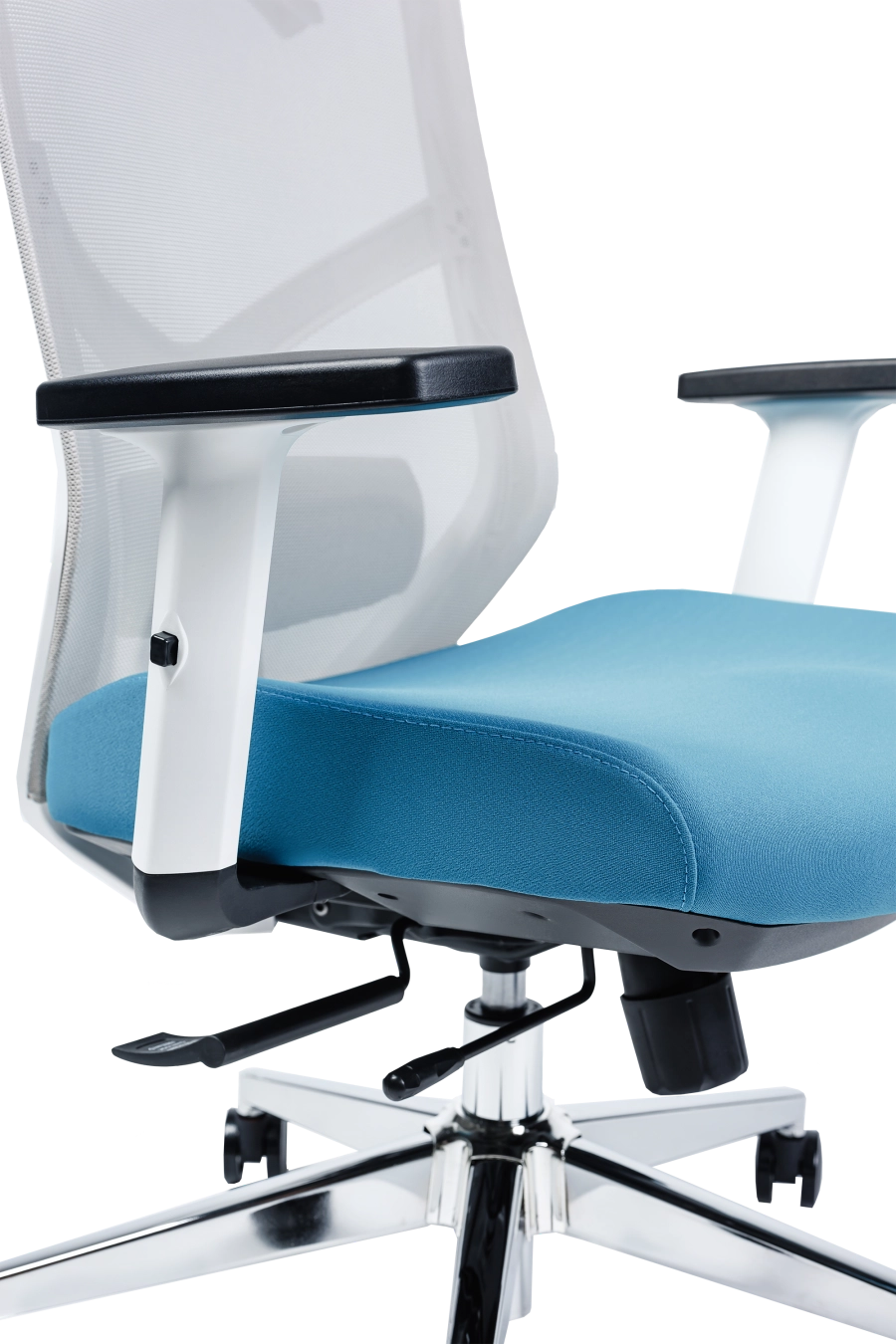 Nitra: CUSTÓ Nitra îți oferă reglaje complete: suport lombar 2D, tetieră 2D și șezut glisant pentru ajustarea adâncimii. Spătarul din plasă acrilică respiră, iar șezutul textil albastru  cu memorie distribuie uniform presiunea. Brațele reglabile pe înălțime mențin antebrațele într-un unghi corect la tastatură. Baza rotativă cu roți din poliuretan protejează podeaua și asigură mobilitate fără zgomot. Designul bicolor adaugă personalitate unui open-space modern, menținând în același timp standarde ergonomice ridicate.