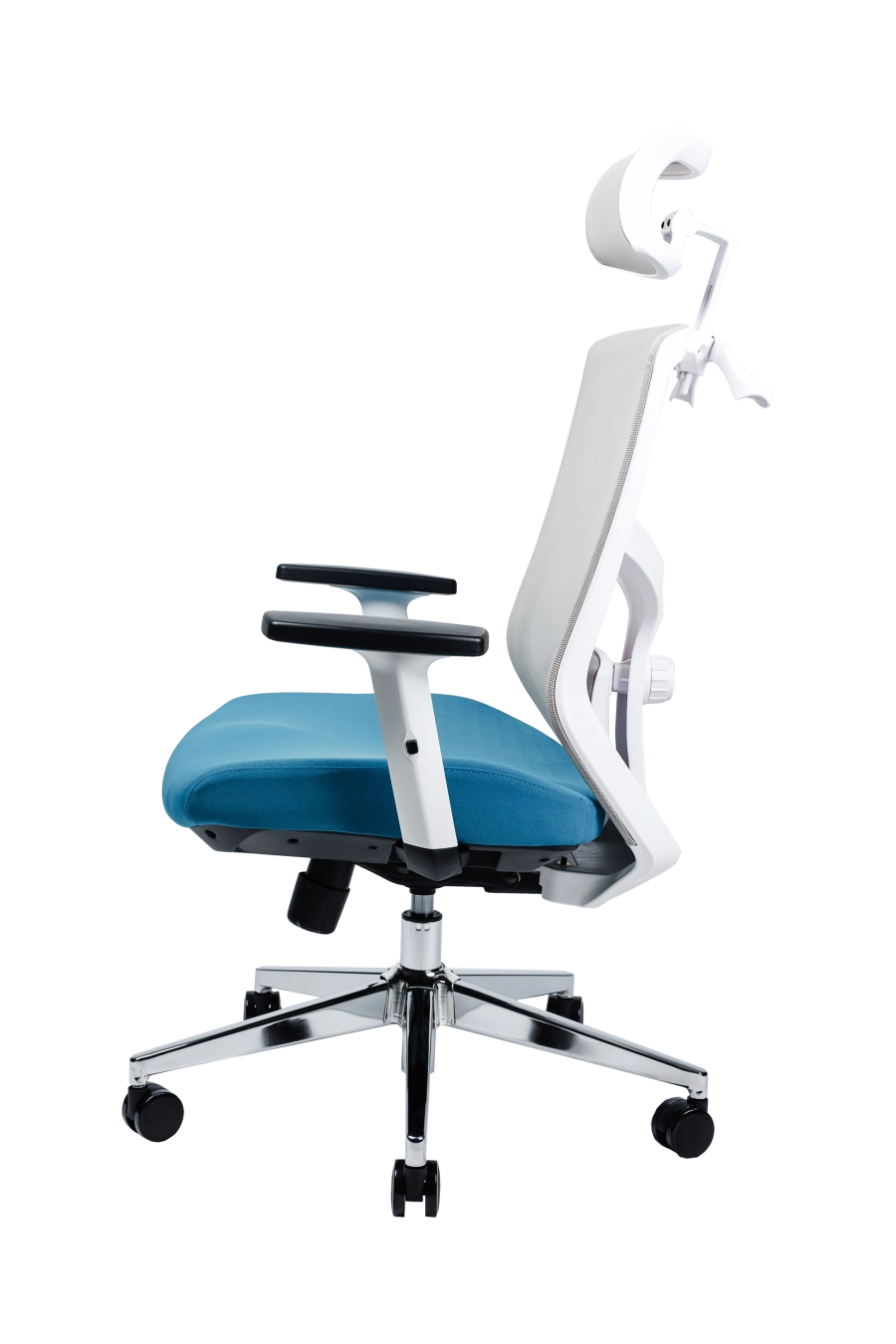Nitra: CUSTÓ Nitra îți oferă reglaje complete: suport lombar 2D, tetieră 2D și șezut glisant pentru ajustarea adâncimii. Spătarul din plasă acrilică respiră, iar șezutul textil albastru  cu memorie distribuie uniform presiunea. Brațele reglabile pe înălțime mențin antebrațele într-un unghi corect la tastatură. Baza rotativă cu roți din poliuretan protejează podeaua și asigură mobilitate fără zgomot. Designul bicolor adaugă personalitate unui open-space modern, menținând în același timp standarde ergonomice ridicate.