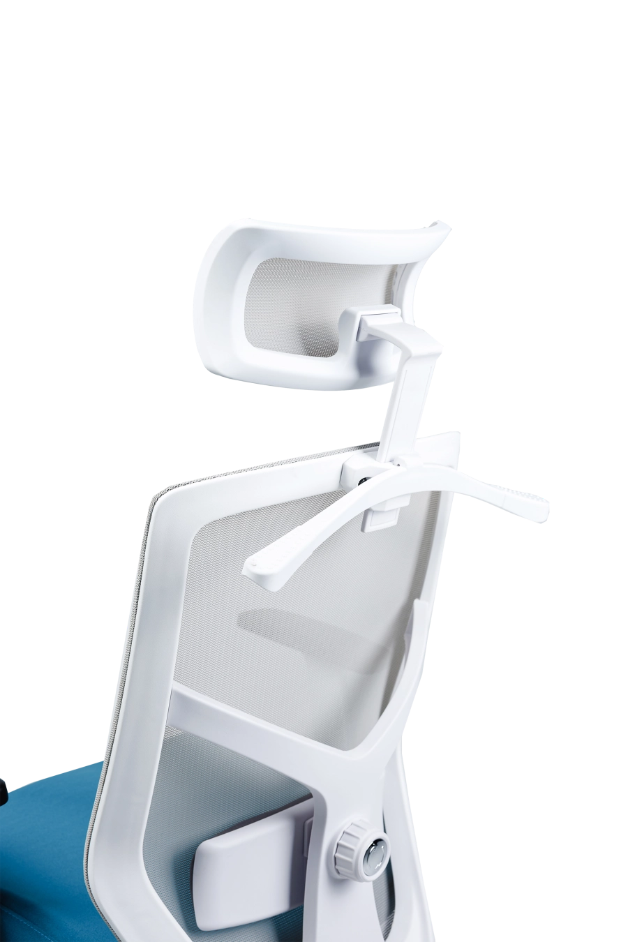 Nitra: CUSTÓ Nitra îți oferă reglaje complete: suport lombar 2D, tetieră 2D și șezut glisant pentru ajustarea adâncimii. Spătarul din plasă acrilică respiră, iar șezutul textil albastru  cu memorie distribuie uniform presiunea. Brațele reglabile pe înălțime mențin antebrațele într-un unghi corect la tastatură. Baza rotativă cu roți din poliuretan protejează podeaua și asigură mobilitate fără zgomot. Designul bicolor adaugă personalitate unui open-space modern, menținând în același timp standarde ergonomice ridicate.
